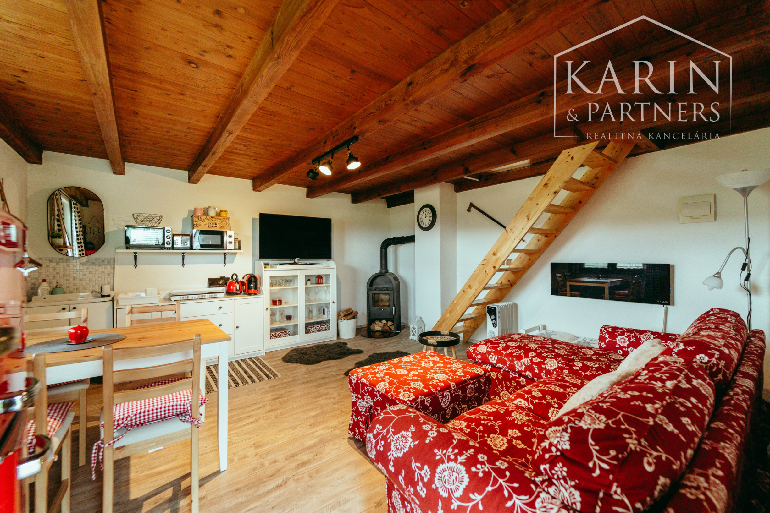 ZARIADENÁ MUROVANÁ CHATA S VÝHĽADOM – OSUSKÉ