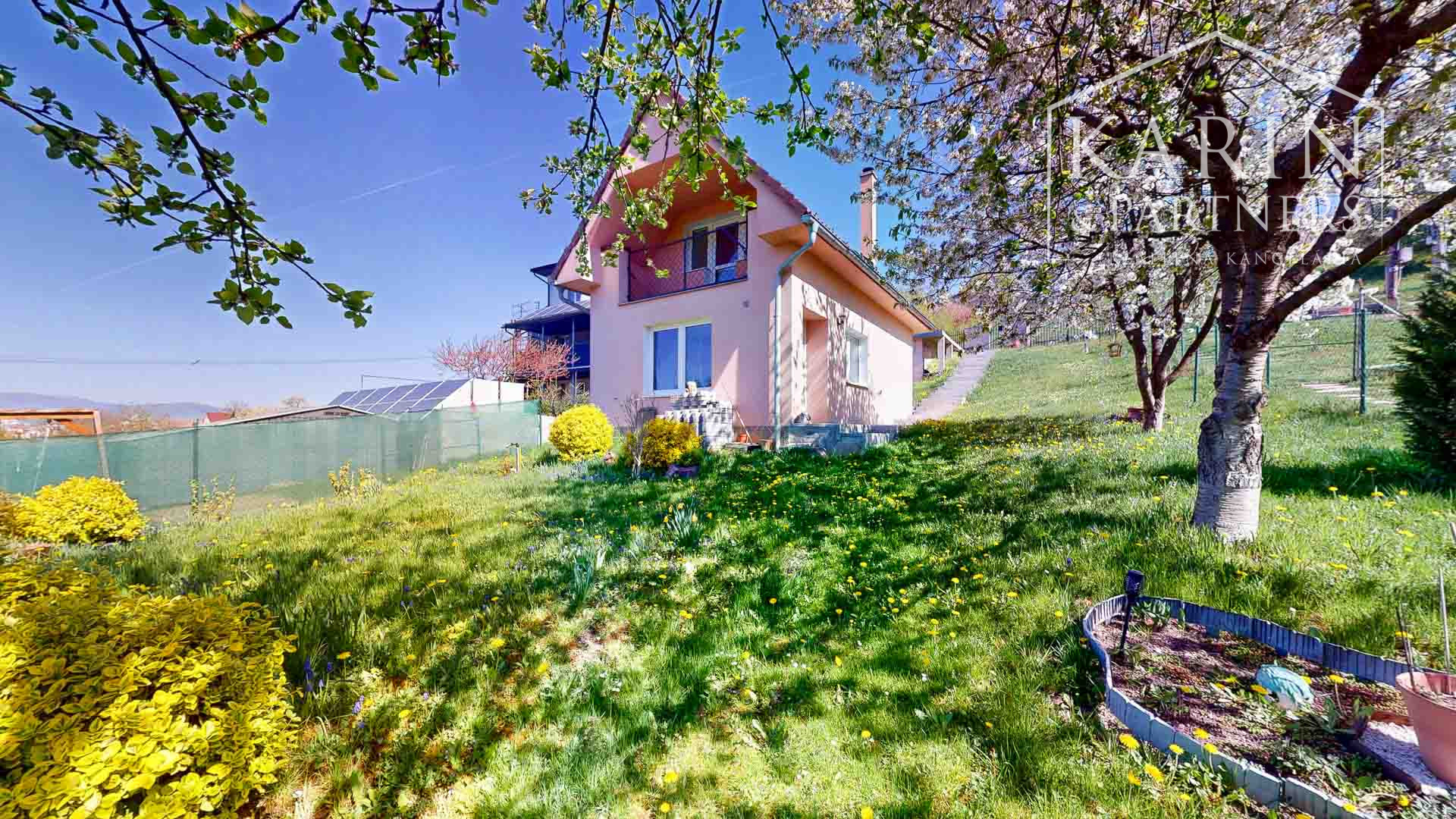 Čarovná murovaná chata s krásnym výhľadom a veľkým slnečným pozemkom – Ladomerská Vieska na predaj