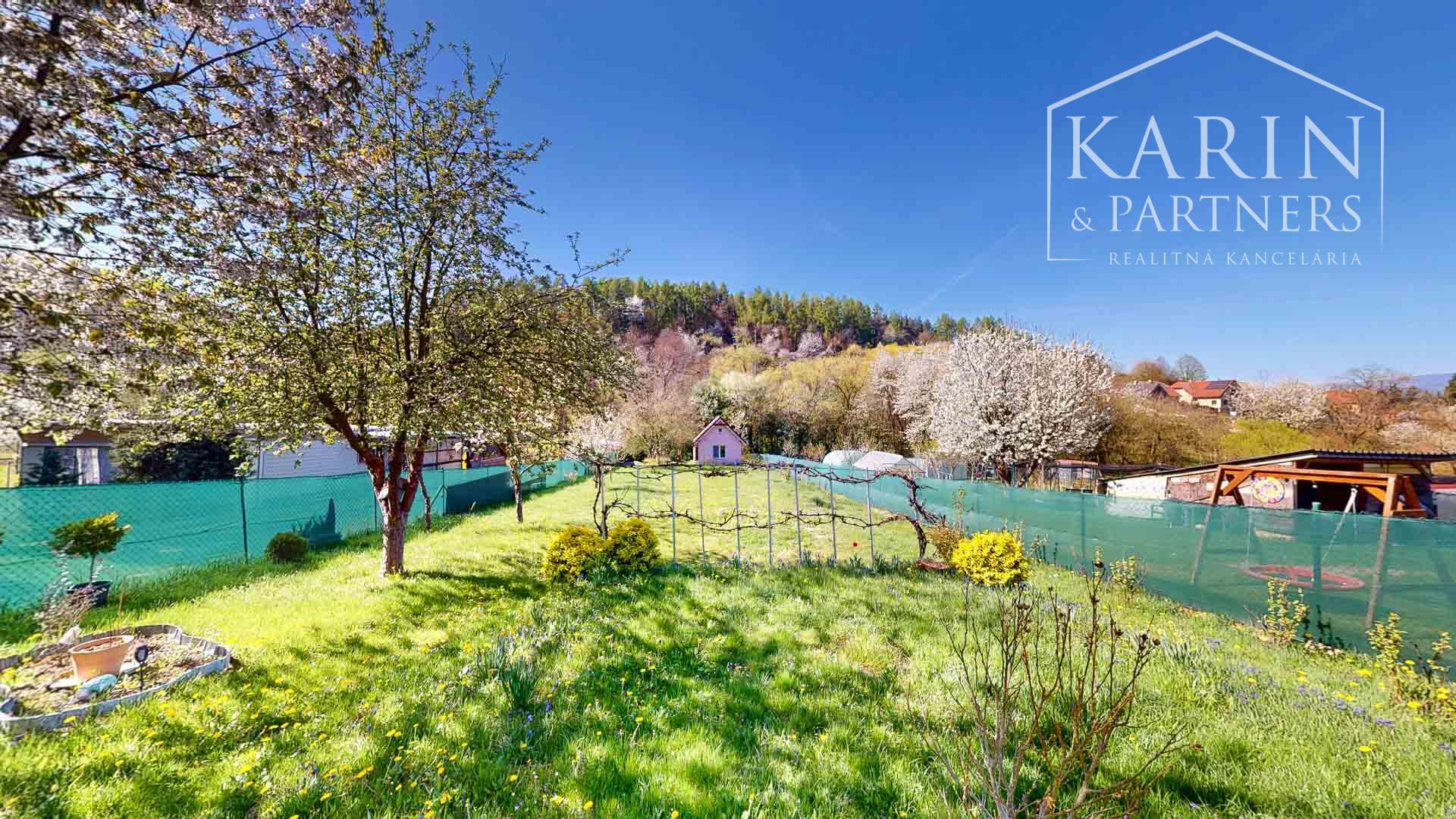 Čarovná murovaná chata s krásnym výhľadom a veľkým slnečným pozemkom – Ladomerská Vieska na predaj