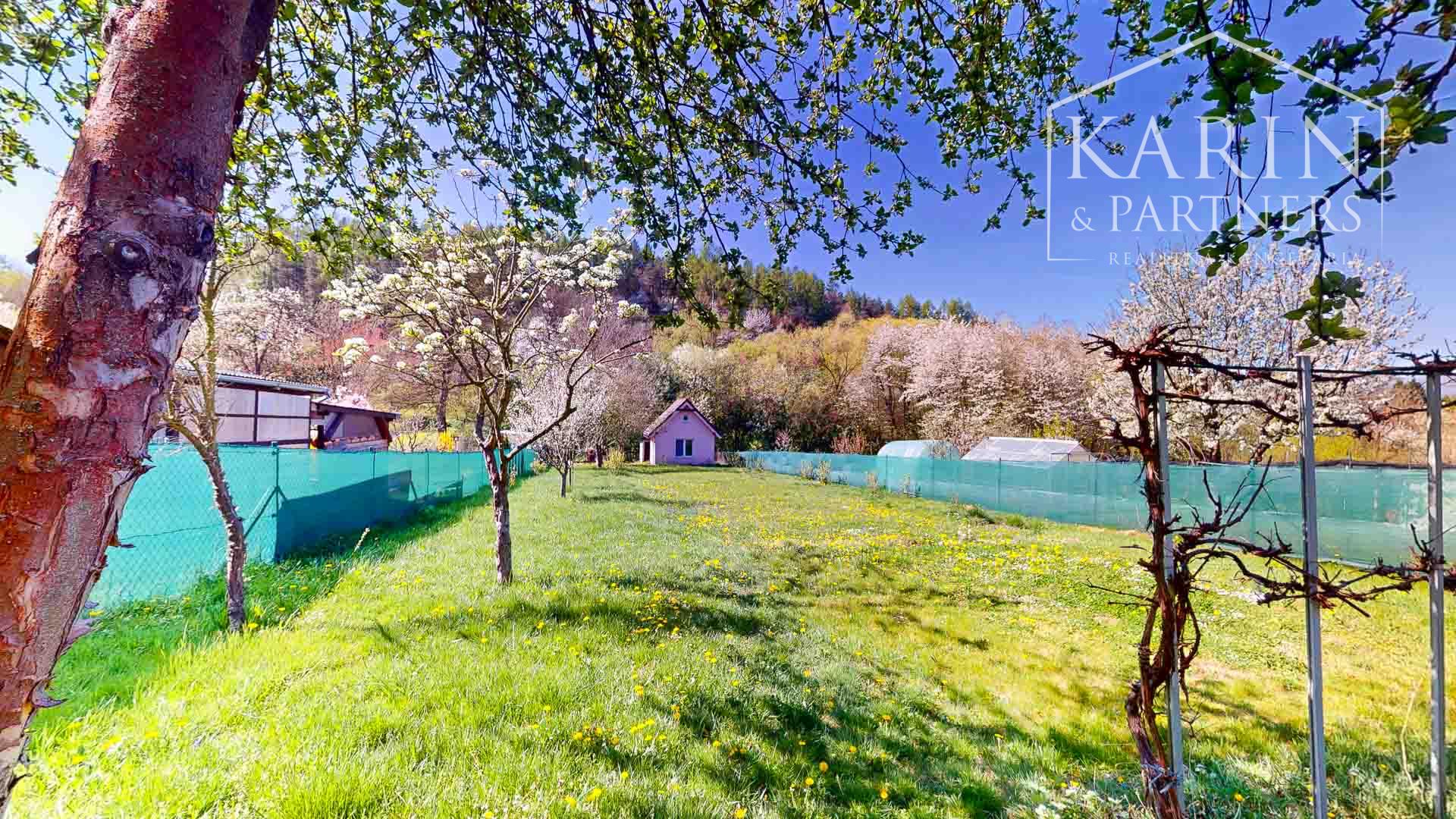 Čarovná murovaná chata s krásnym výhľadom a veľkým slnečným pozemkom – Ladomerská Vieska na predaj