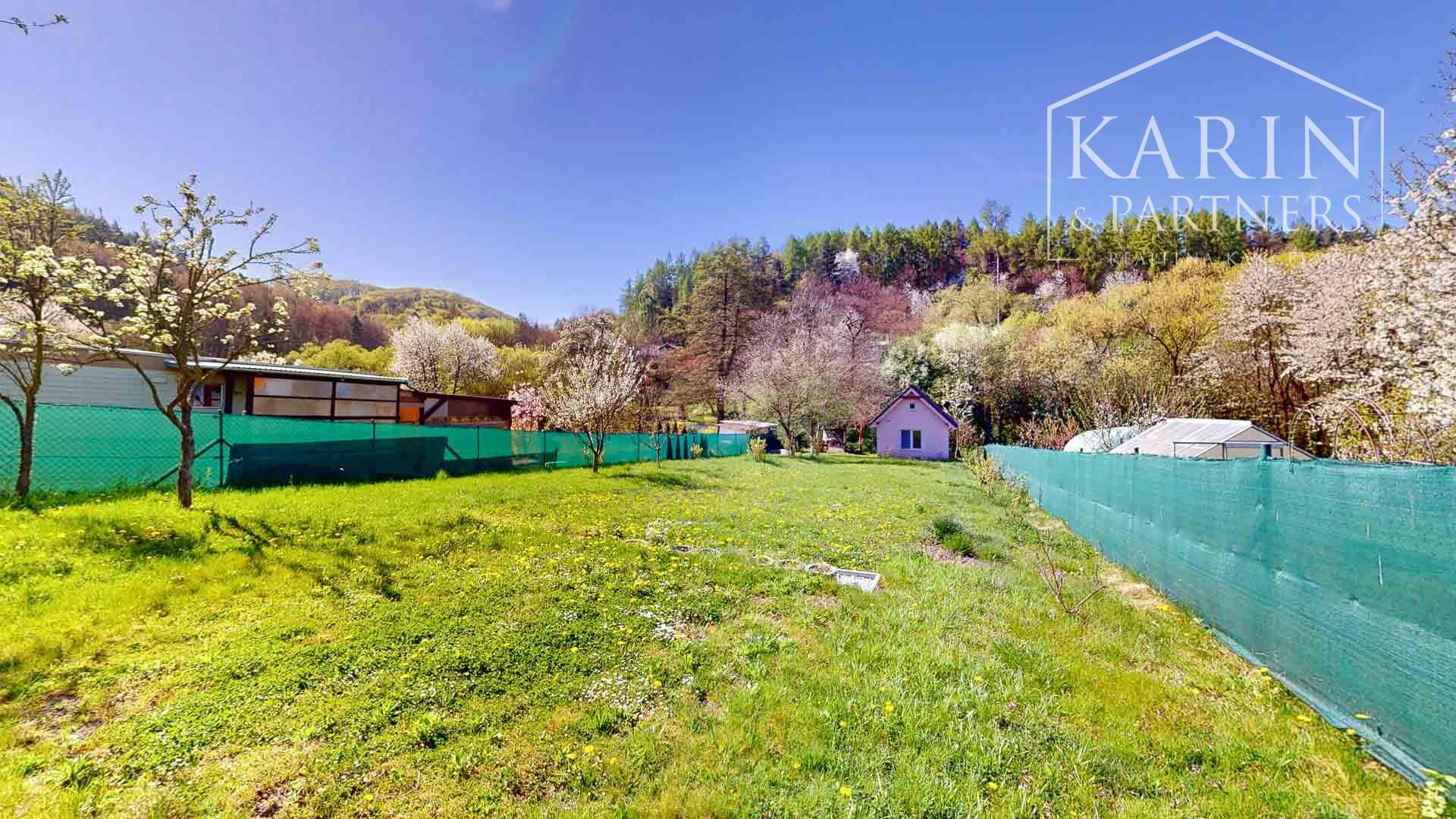 Čarovná murovaná chata s krásnym výhľadom a veľkým slnečným pozemkom – Ladomerská Vieska na predaj