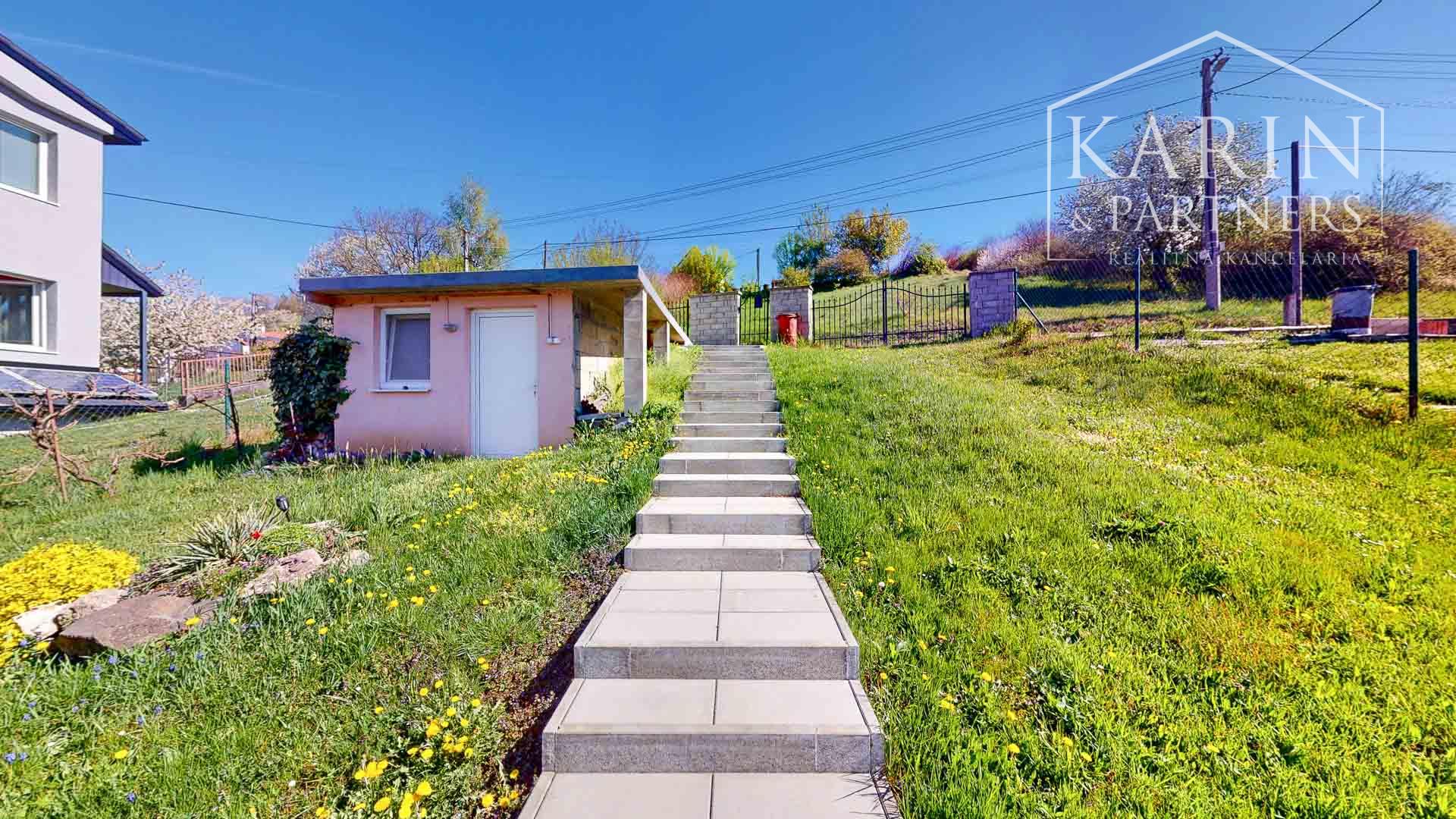 Čarovná murovaná chata s krásnym výhľadom a veľkým slnečným pozemkom – Ladomerská Vieska na predaj