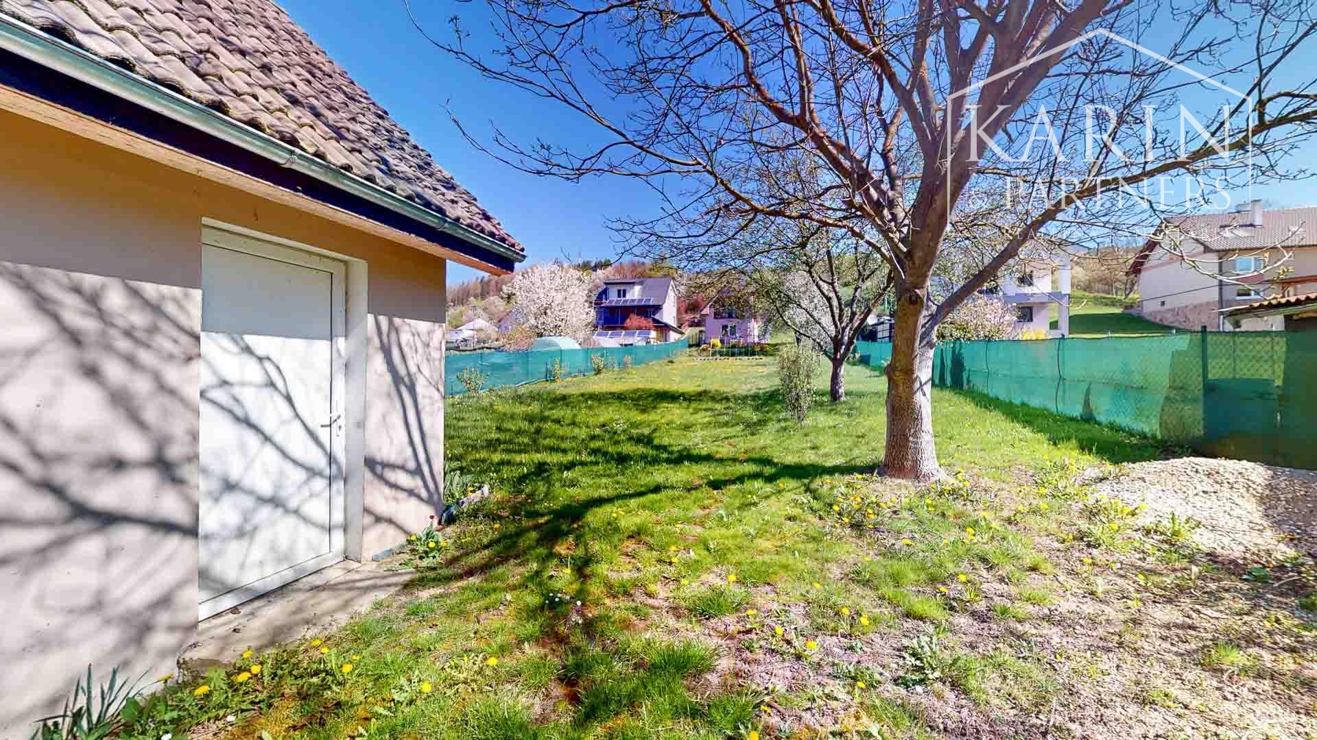 Čarovná murovaná chata s krásnym výhľadom a veľkým slnečným pozemkom – Ladomerská Vieska na predaj