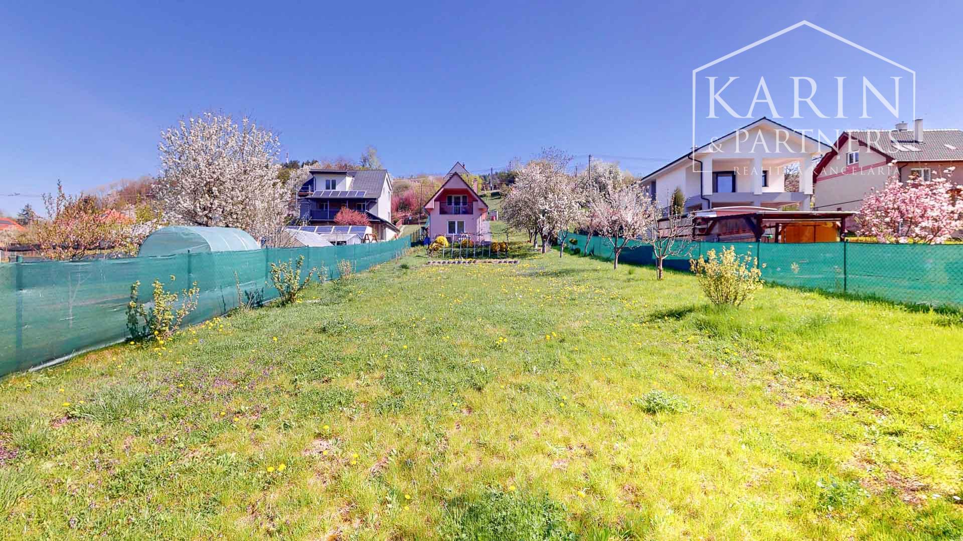 Čarovná murovaná chata s krásnym výhľadom a veľkým slnečným pozemkom – Ladomerská Vieska na predaj