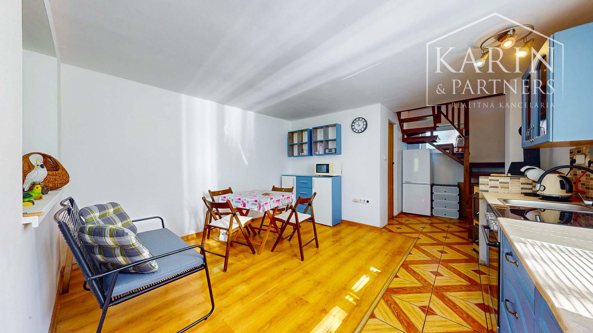 Čarovná murovaná chata s krásnym výhľadom a veľkým slnečným pozemkom – Ladomerská Vieska na predaj