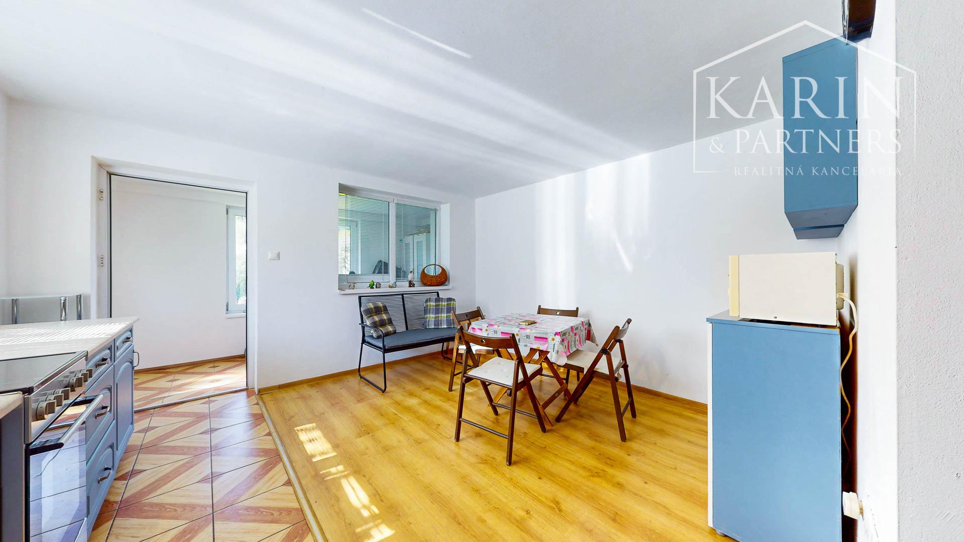 Čarovná murovaná chata s krásnym výhľadom a veľkým slnečným pozemkom – Ladomerská Vieska na predaj