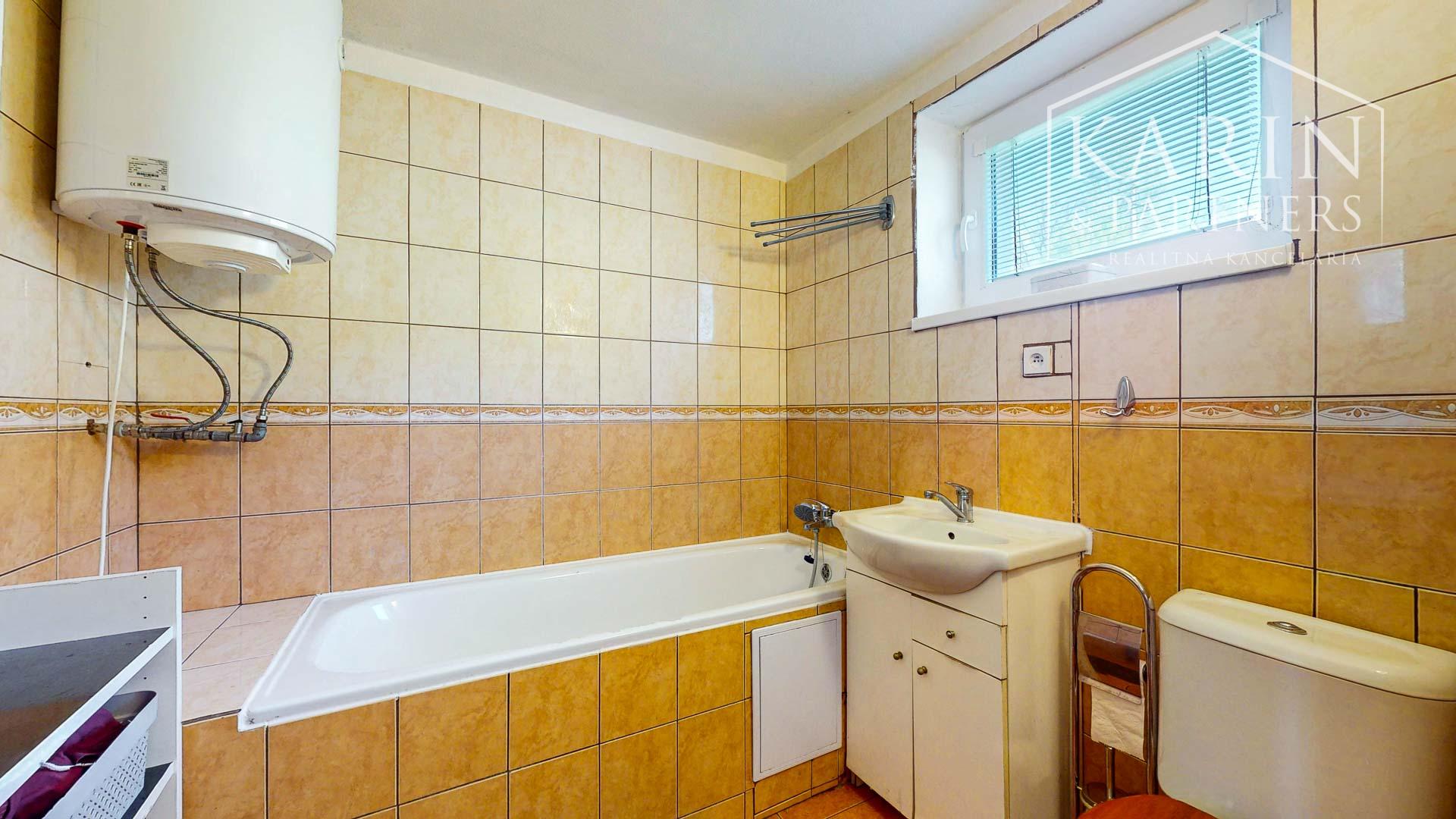 Čarovná murovaná chata s krásnym výhľadom a veľkým slnečným pozemkom – Ladomerská Vieska na predaj