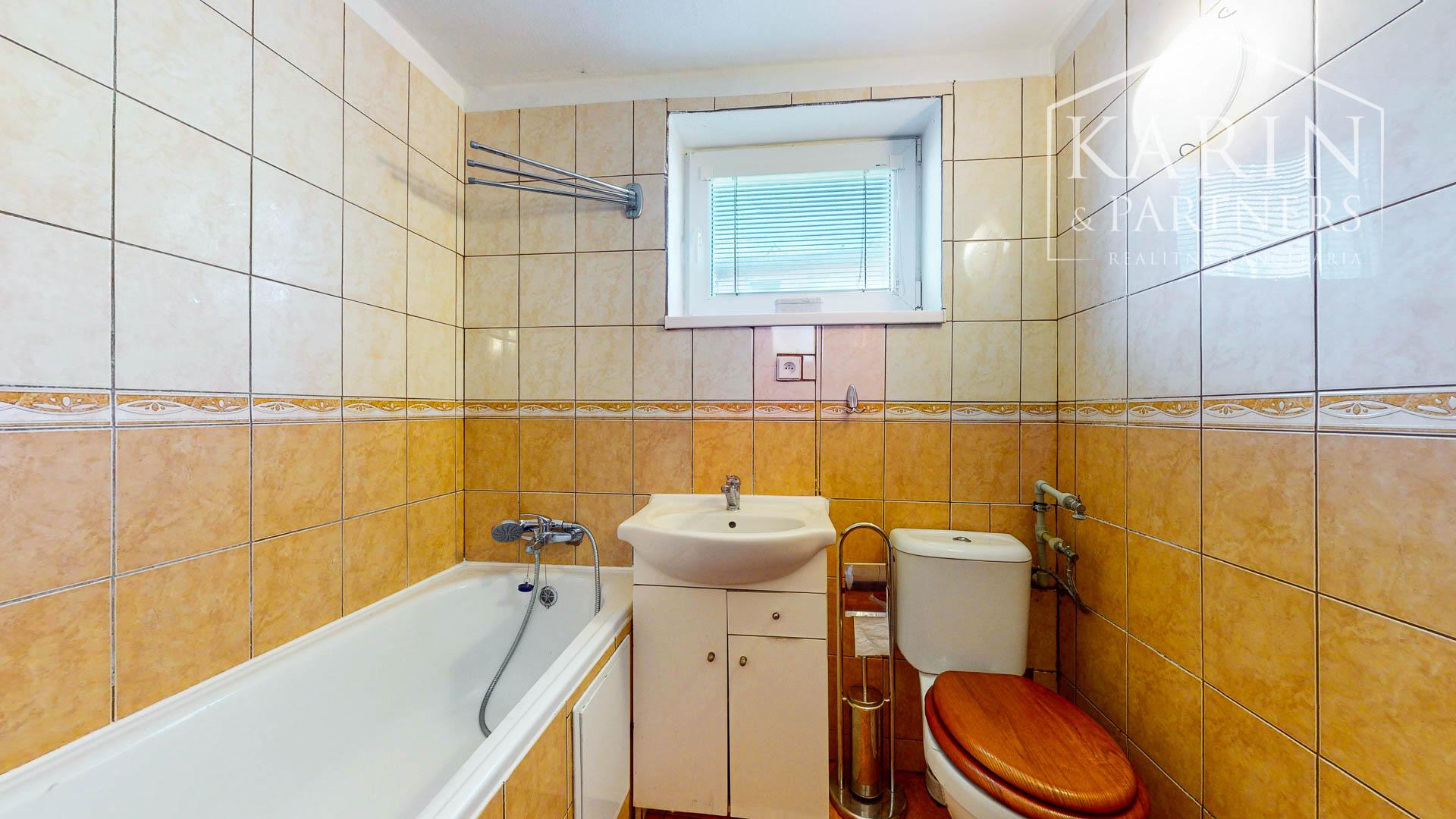 Čarovná murovaná chata s krásnym výhľadom a veľkým slnečným pozemkom – Ladomerská Vieska na predaj