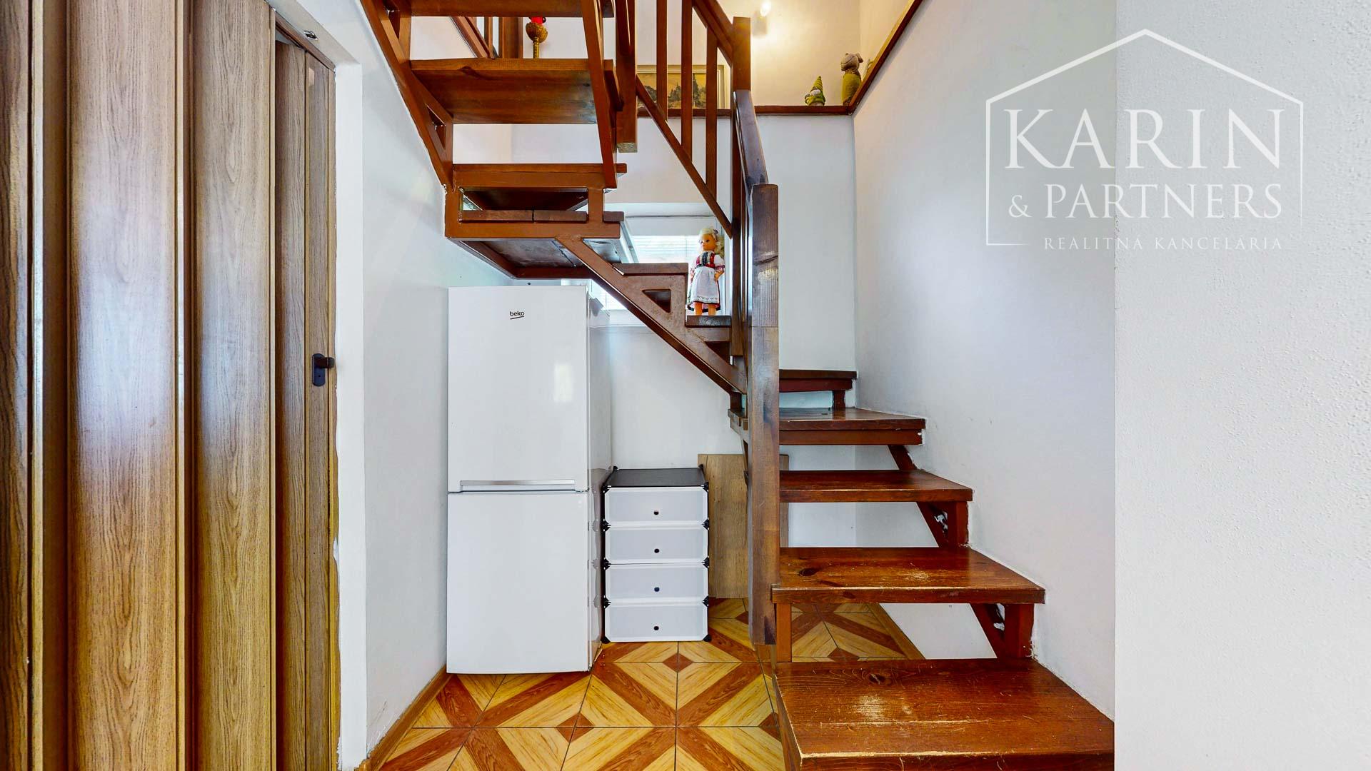 Čarovná murovaná chata s krásnym výhľadom a veľkým slnečným pozemkom – Ladomerská Vieska na predaj