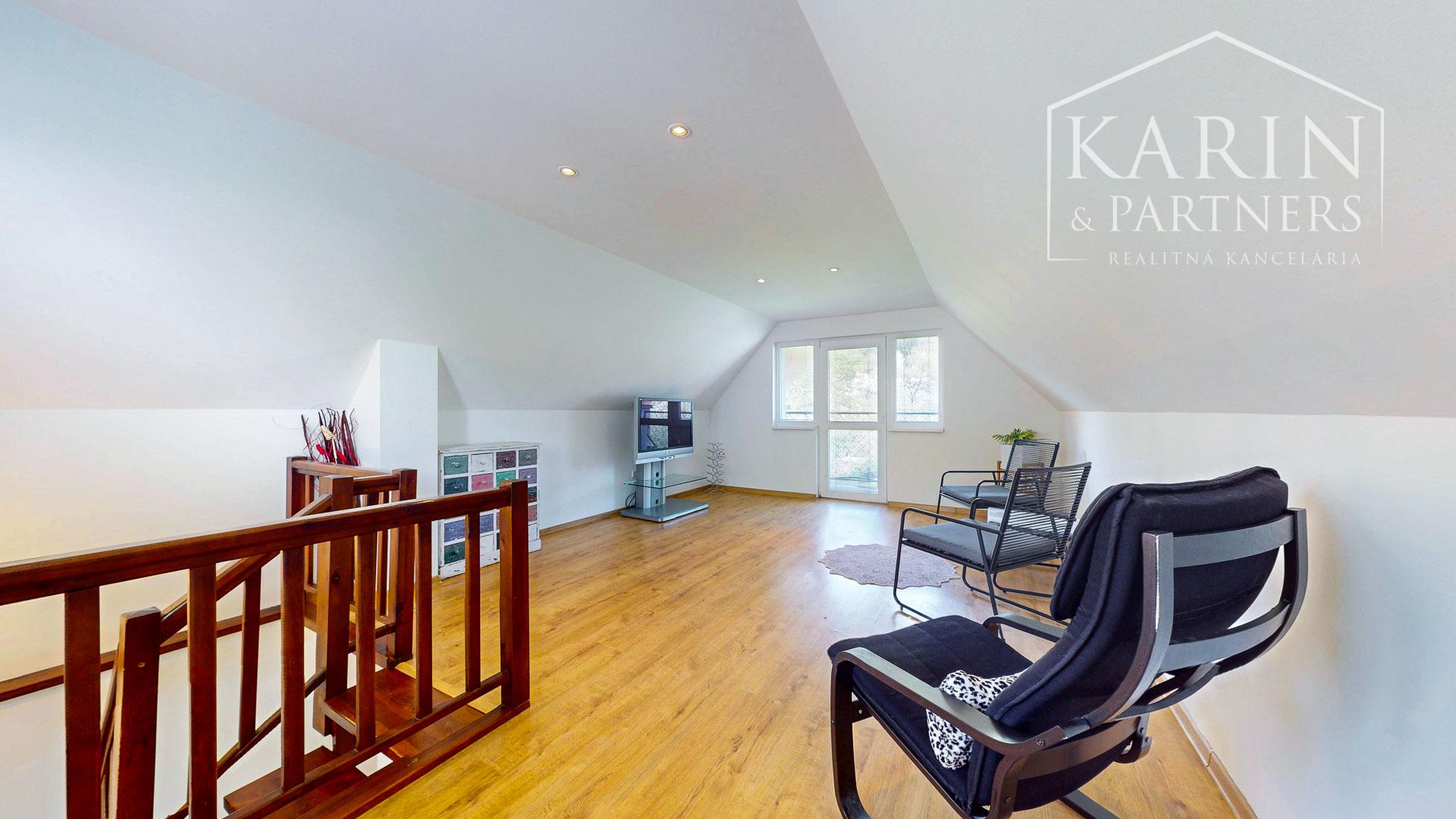 Čarovná murovaná chata s krásnym výhľadom a veľkým slnečným pozemkom – Ladomerská Vieska na predaj