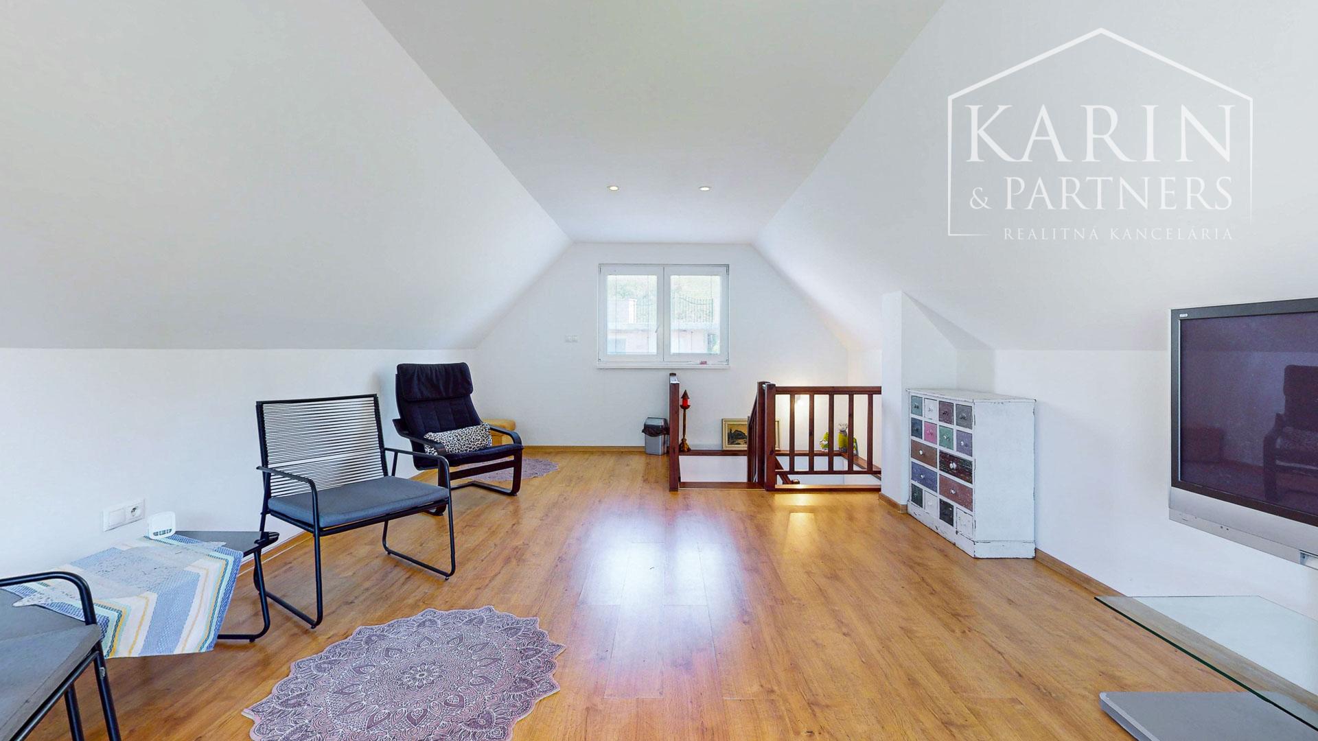 Čarovná murovaná chata s krásnym výhľadom a veľkým slnečným pozemkom – Ladomerská Vieska na predaj