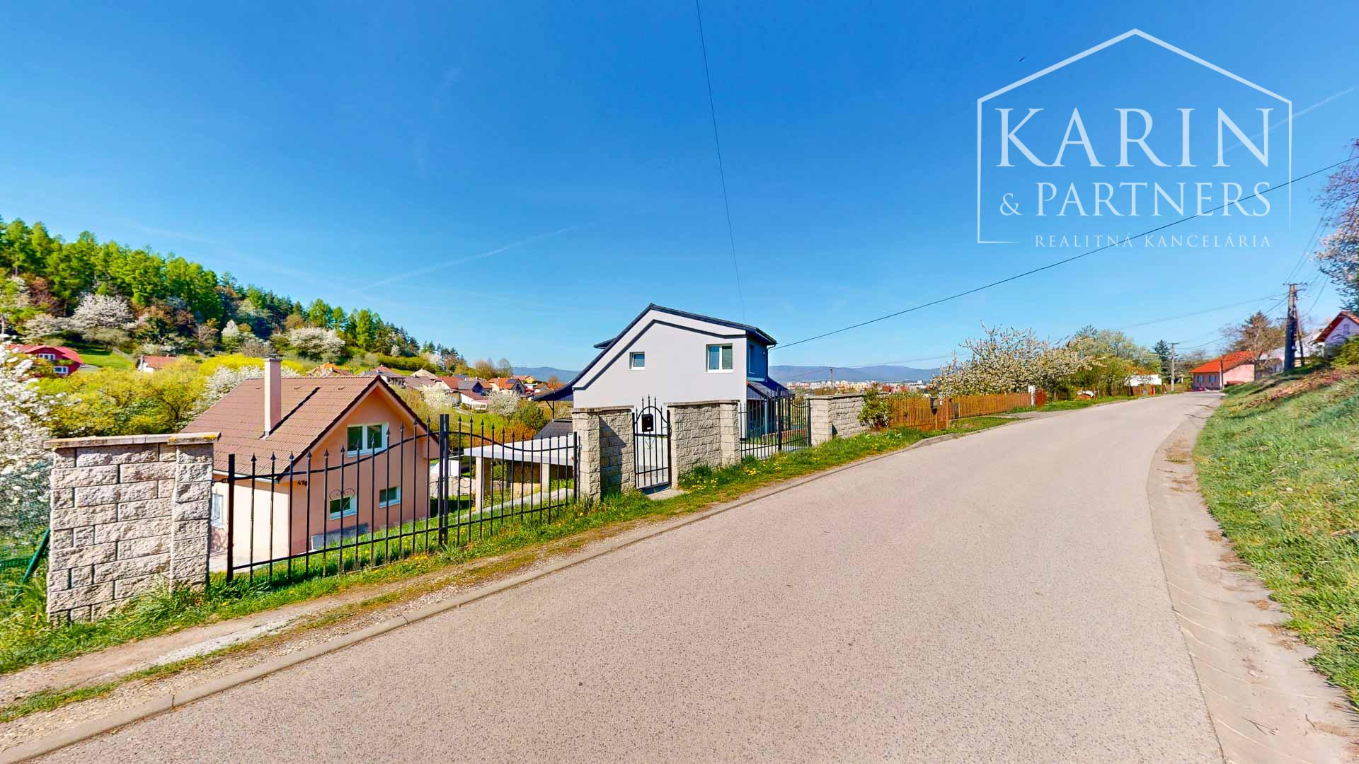 Čarovná murovaná chata s krásnym výhľadom a veľkým slnečným pozemkom – Ladomerská Vieska na predaj