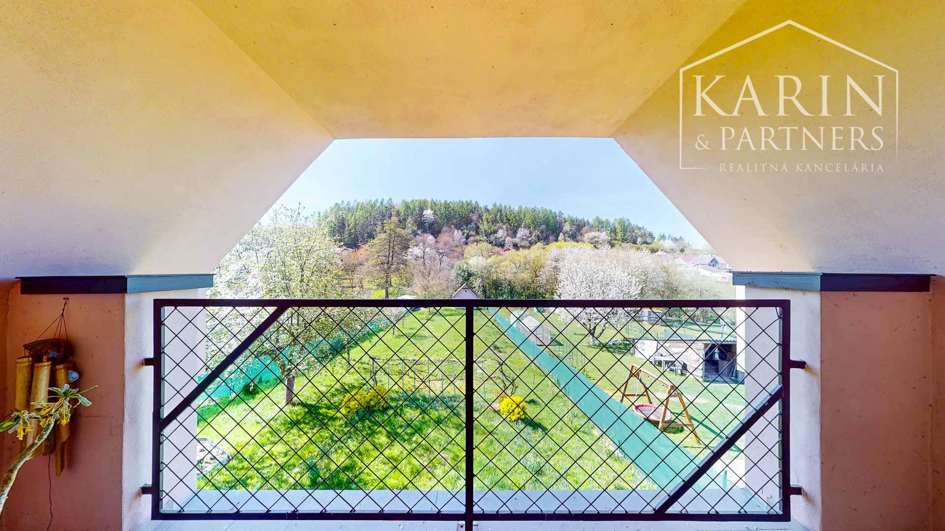 Čarovná murovaná chata s krásnym výhľadom a veľkým slnečným pozemkom – Ladomerská Vieska na predaj