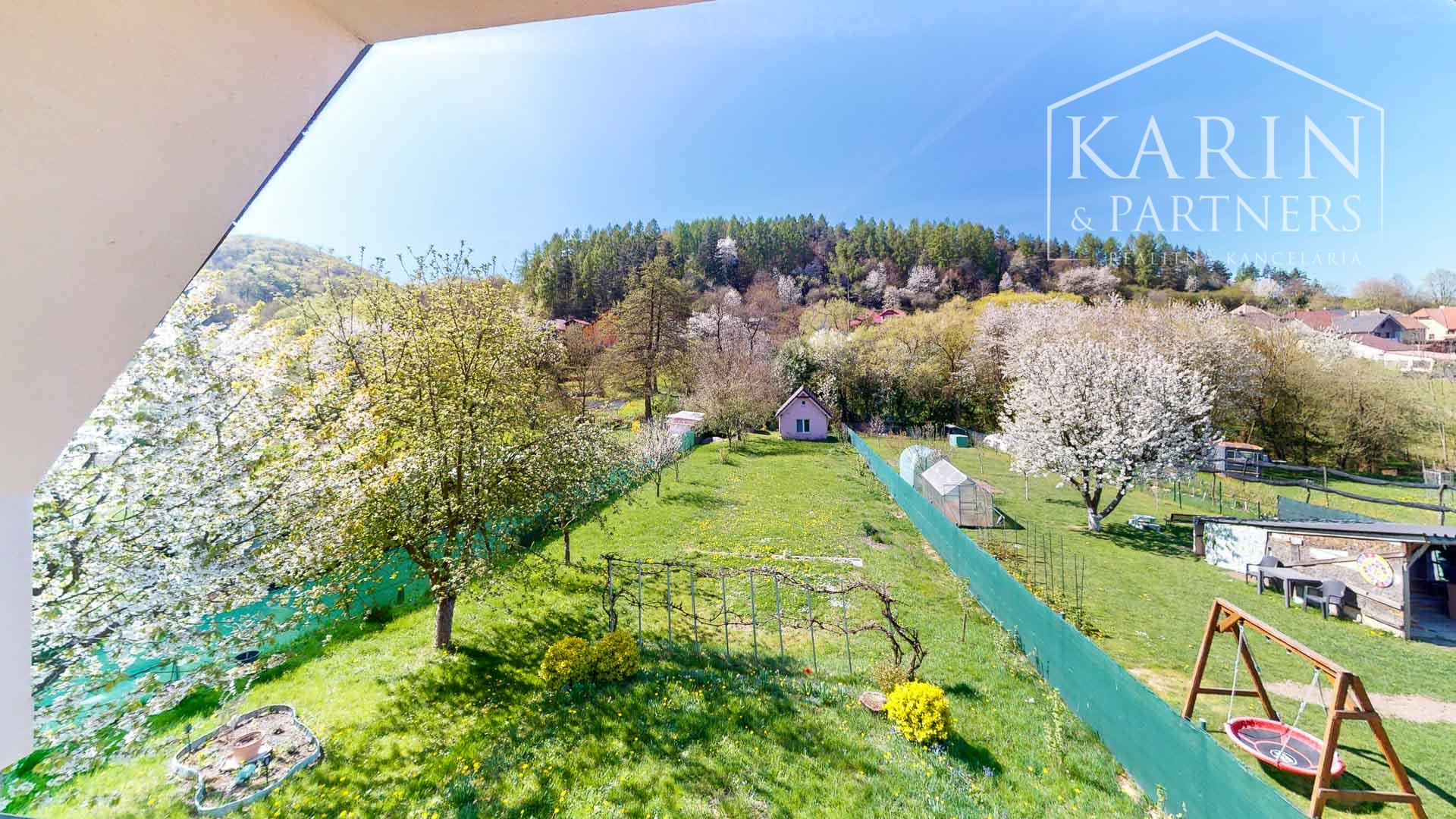 Čarovná murovaná chata s krásnym výhľadom a veľkým slnečným pozemkom – Ladomerská Vieska na predaj