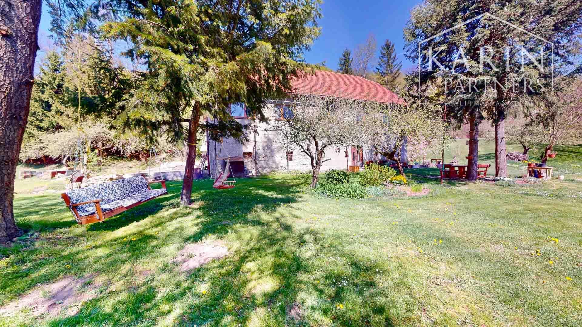 Čarovná usadlosť - rodinný dom (bývalý mlyn) na polosamote s obrovským oploteným pozemkom 9 232m2  – Janova Lehota