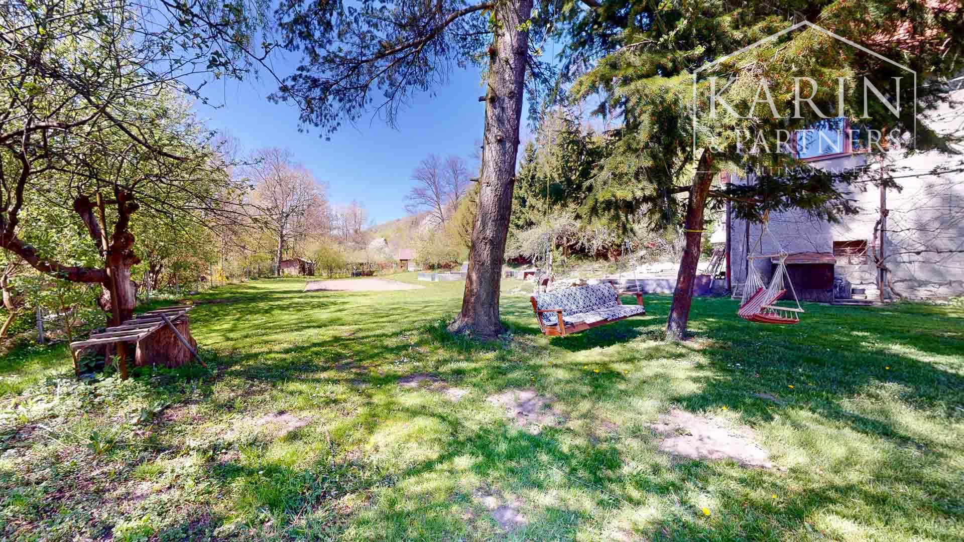 Čarovná usadlosť - rodinný dom (bývalý mlyn) na polosamote s obrovským oploteným pozemkom 9 232m2  – Janova Lehota