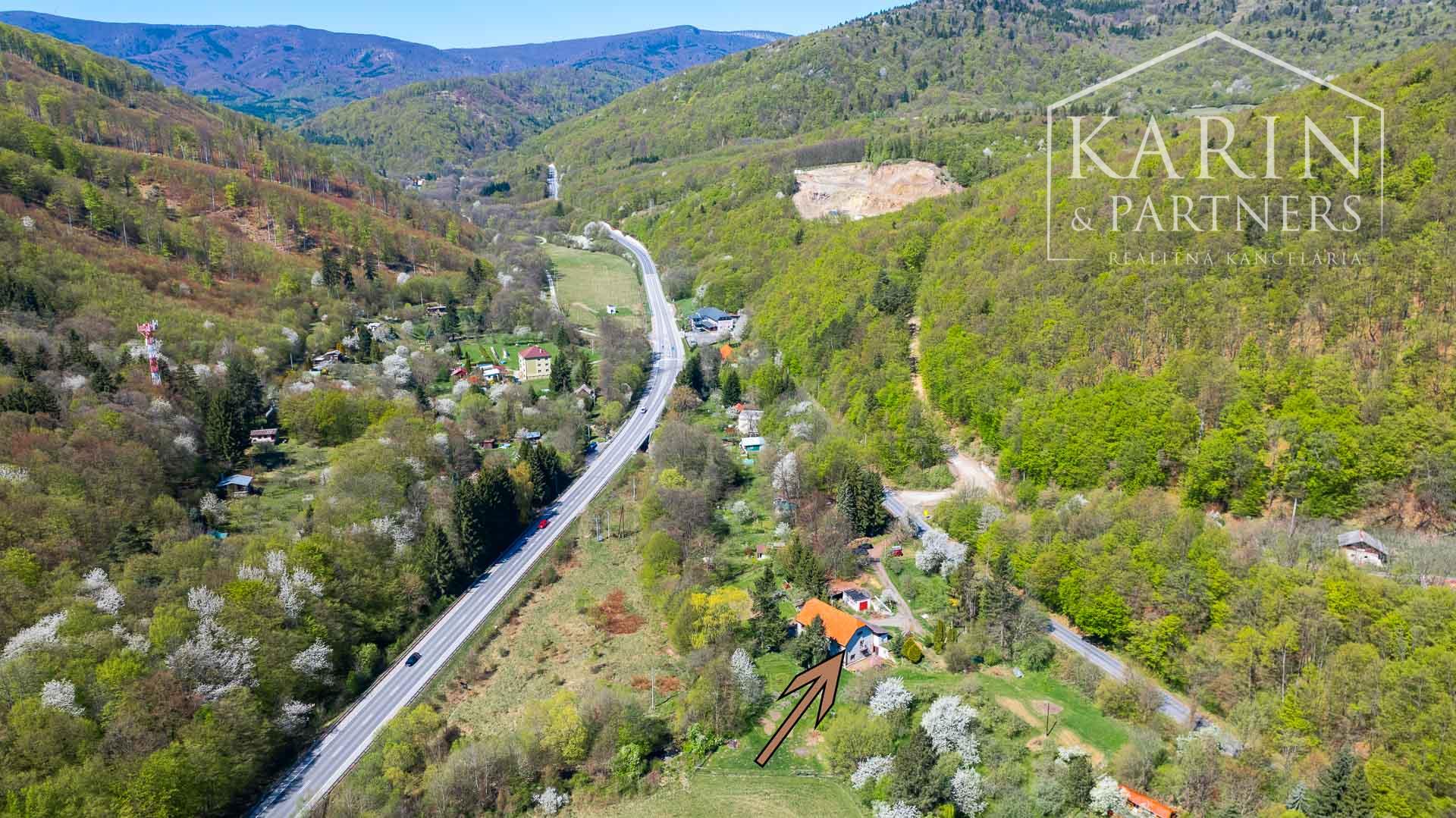 Čarovná usadlosť - rodinný dom (bývalý mlyn) na polosamote s obrovským oploteným pozemkom 9 232m2  – Janova Lehota