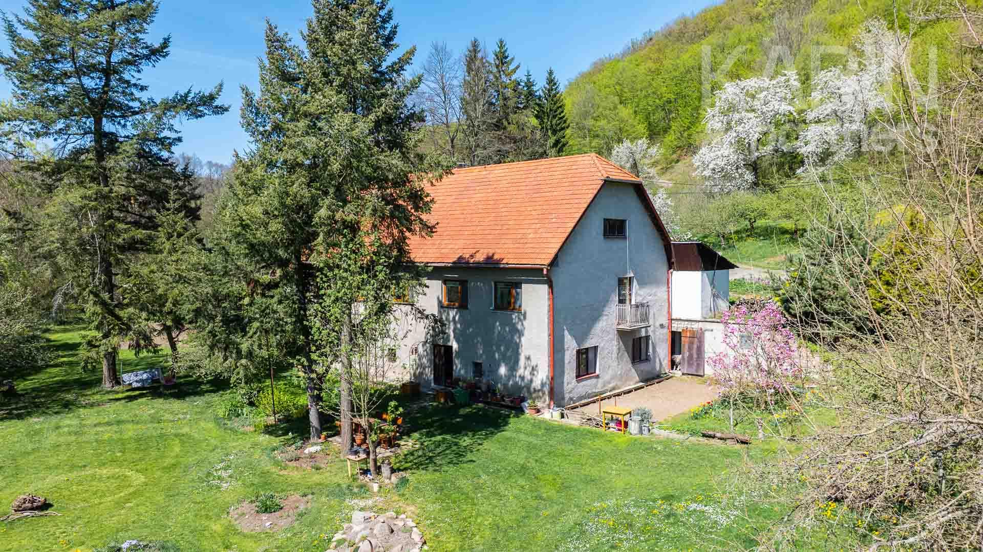Čarovná usadlosť - rodinný dom (bývalý mlyn) na polosamote s obrovským oploteným pozemkom 9 232m2  – Janova Lehota