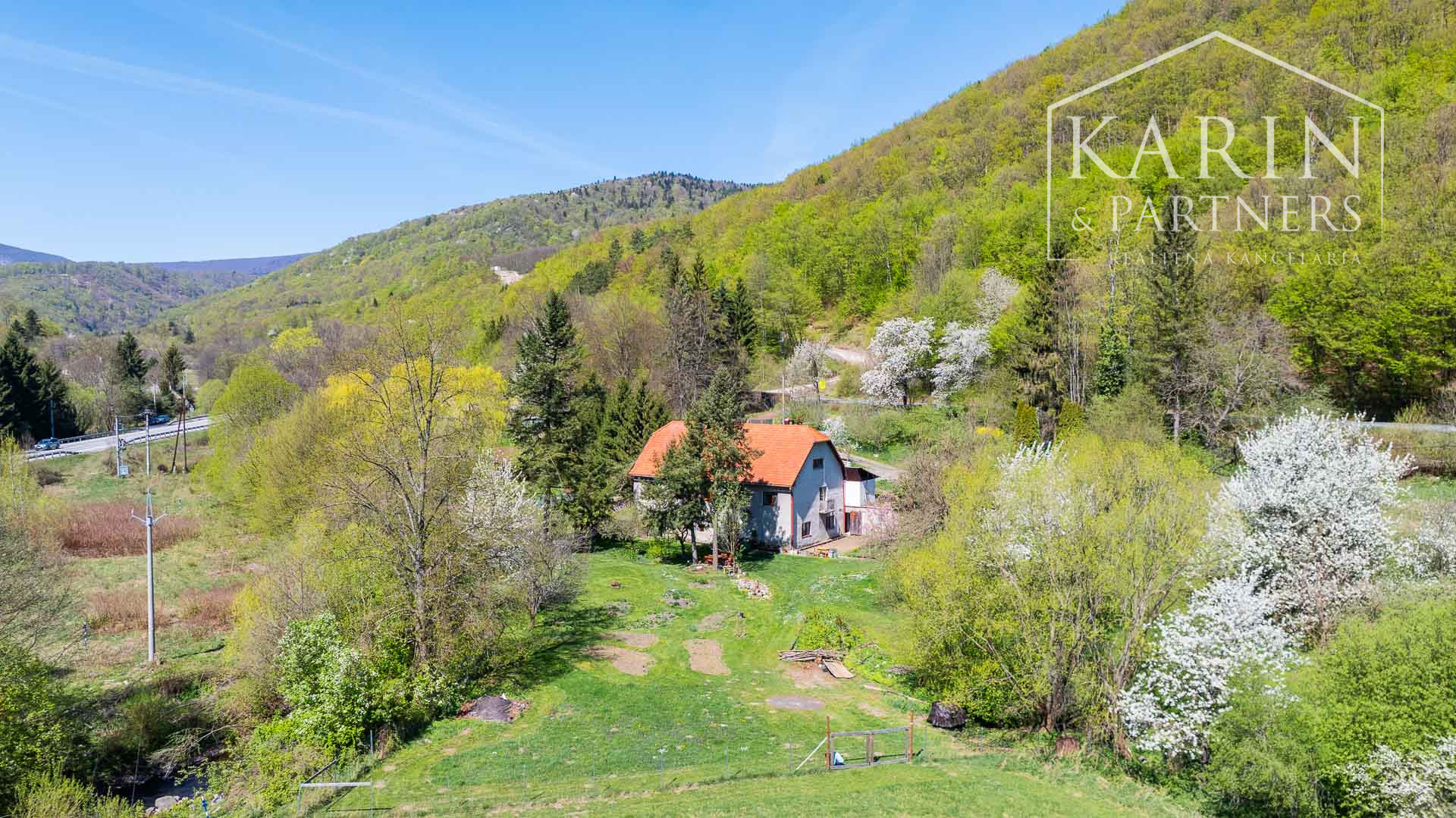 Čarovná usadlosť - rodinný dom (bývalý mlyn) na polosamote s obrovským oploteným pozemkom 9 232m2  – Janova Lehota