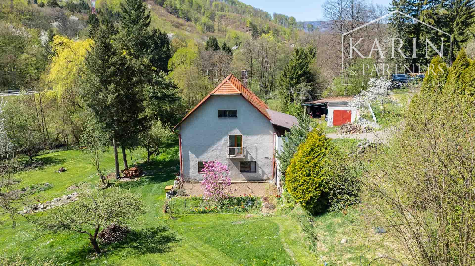 Čarovná usadlosť - rodinný dom (bývalý mlyn) na polosamote s obrovským oploteným pozemkom 9 232m2  – Janova Lehota