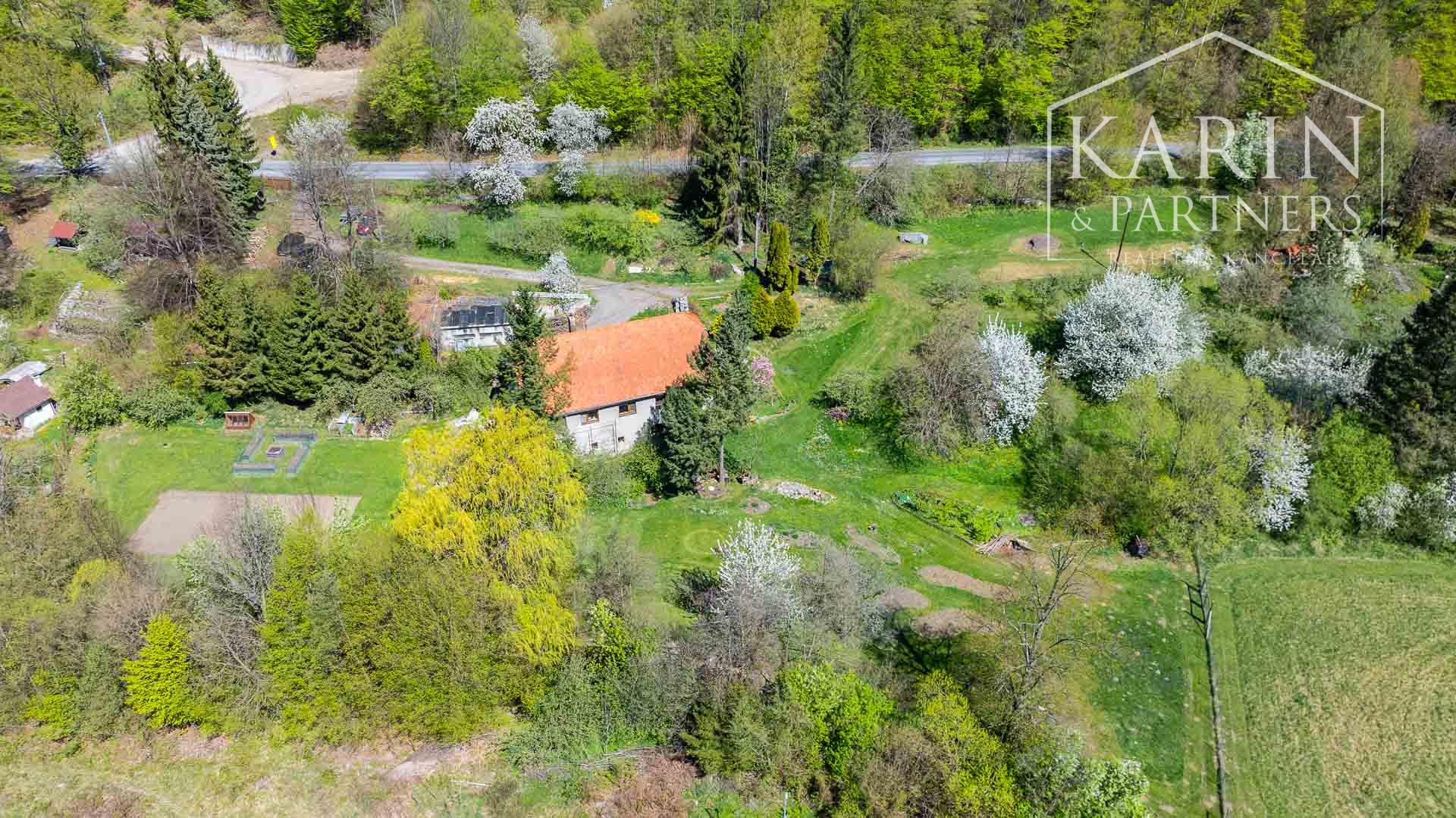 Čarovná usadlosť - rodinný dom (bývalý mlyn) na polosamote s obrovským oploteným pozemkom 9 232m2  – Janova Lehota