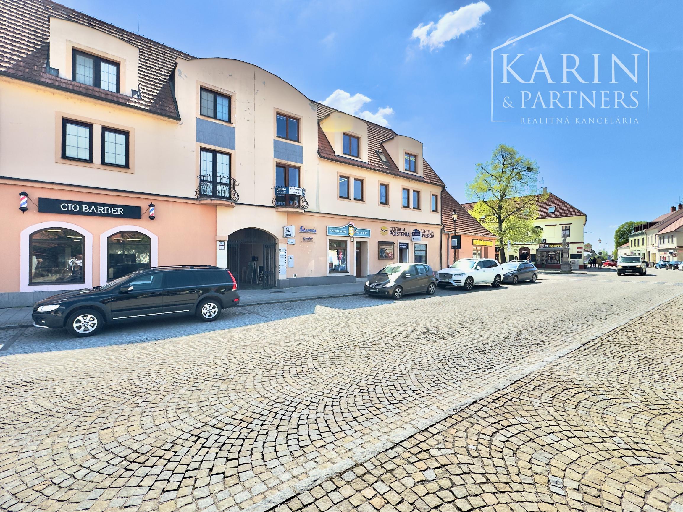 Komerčný priestor s výkladom a balkónom v srdci Skalice