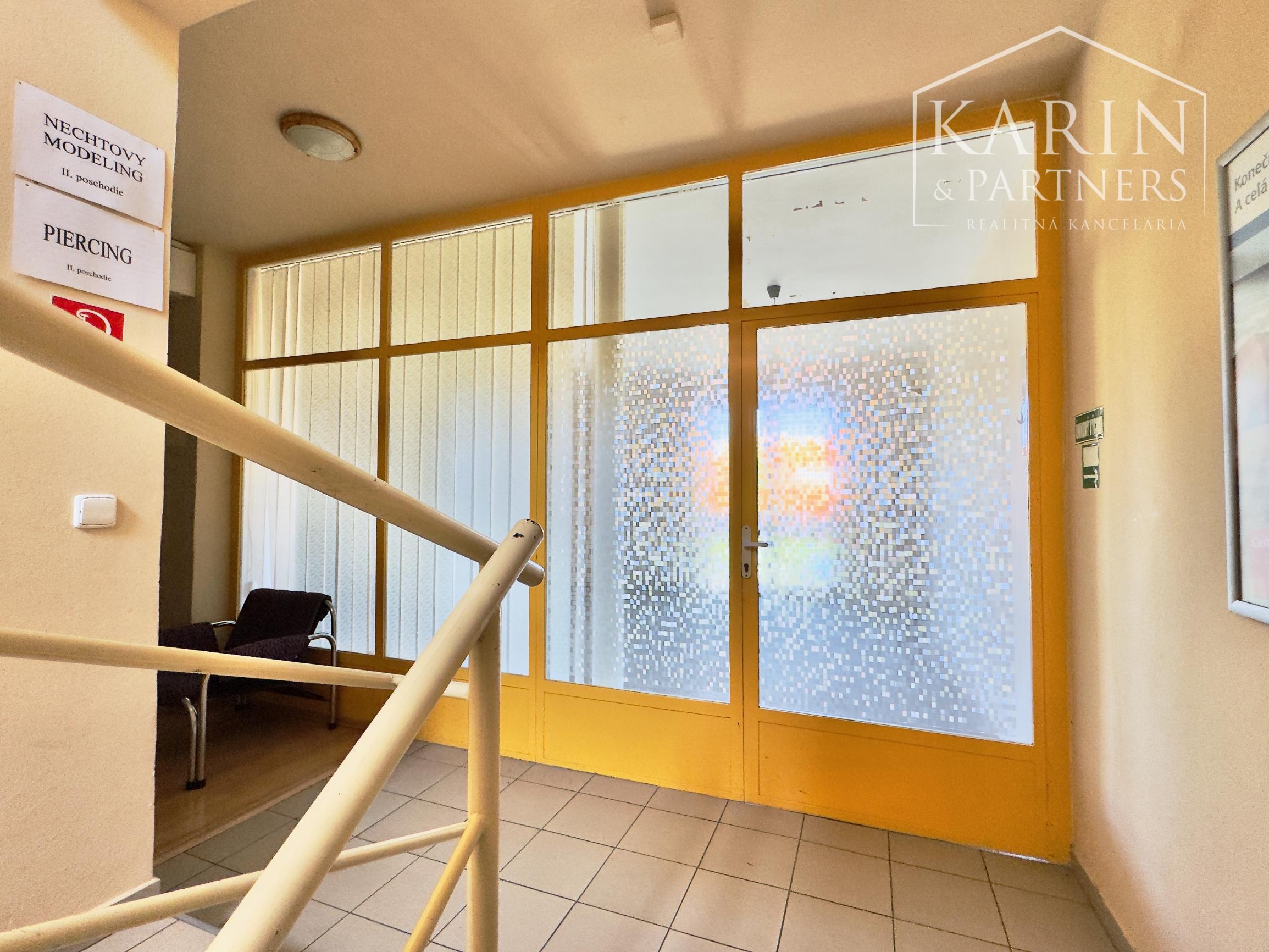 Komerčný priestor s výkladom a balkónom v srdci Skalice