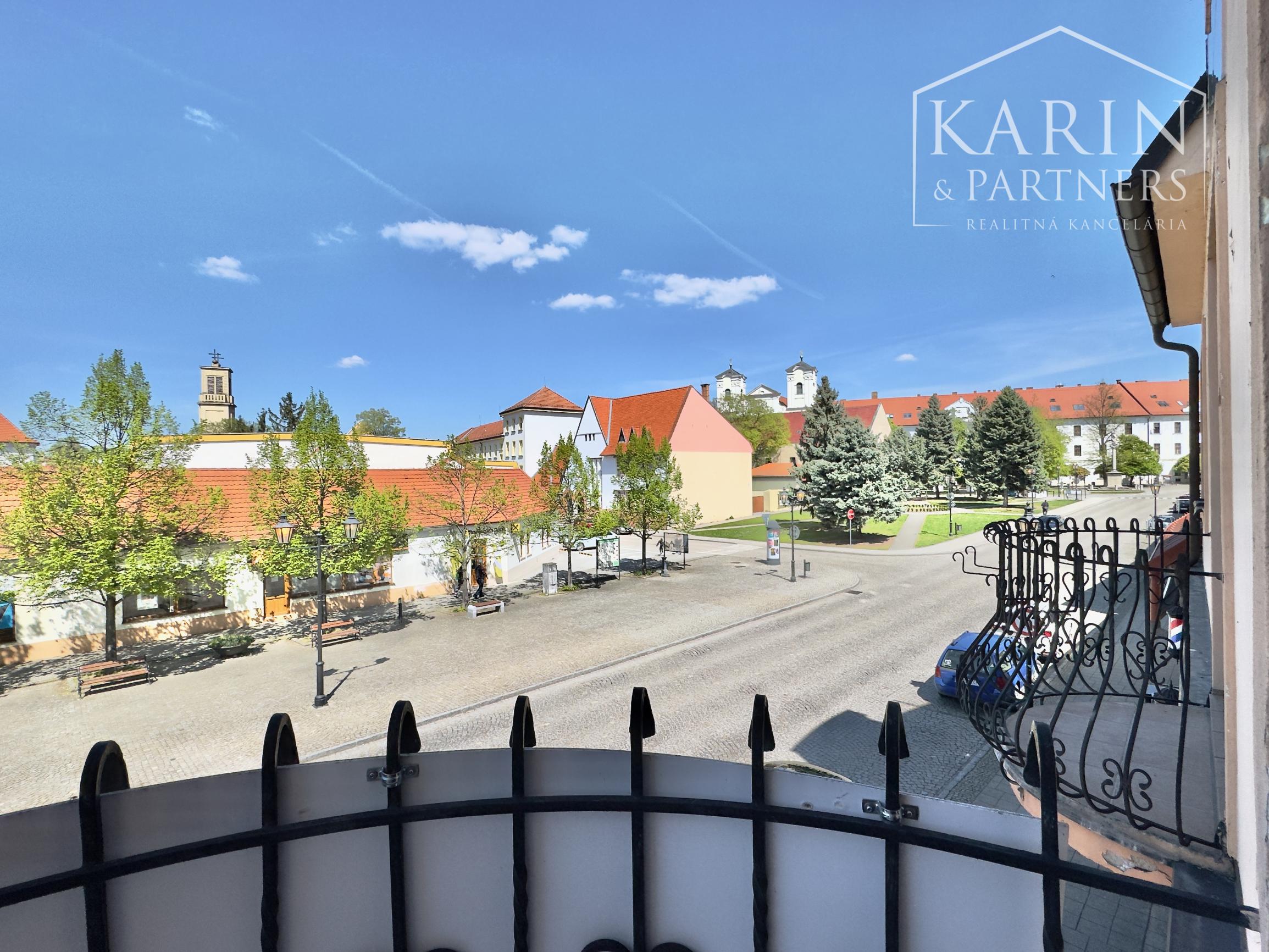 Komerčný priestor s výkladom a balkónom v srdci Skalice