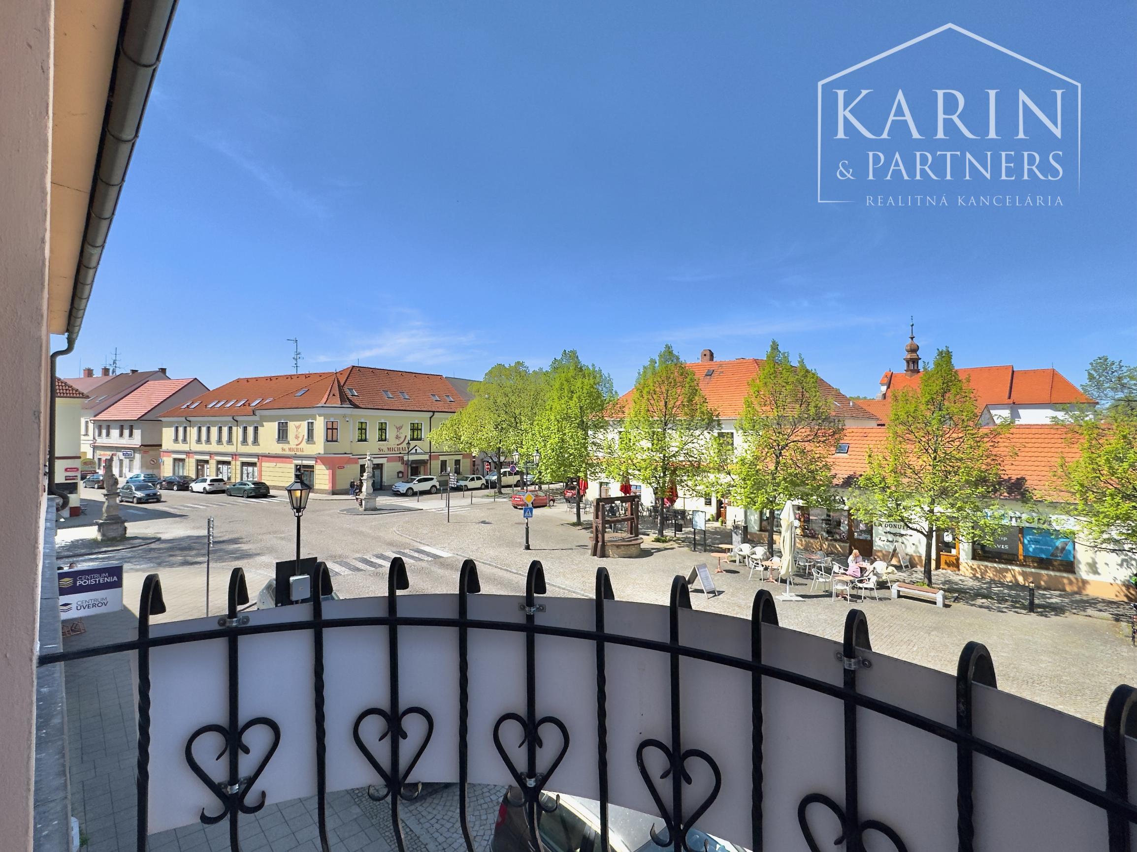 Komerčný priestor s výkladom a balkónom v srdci Skalice