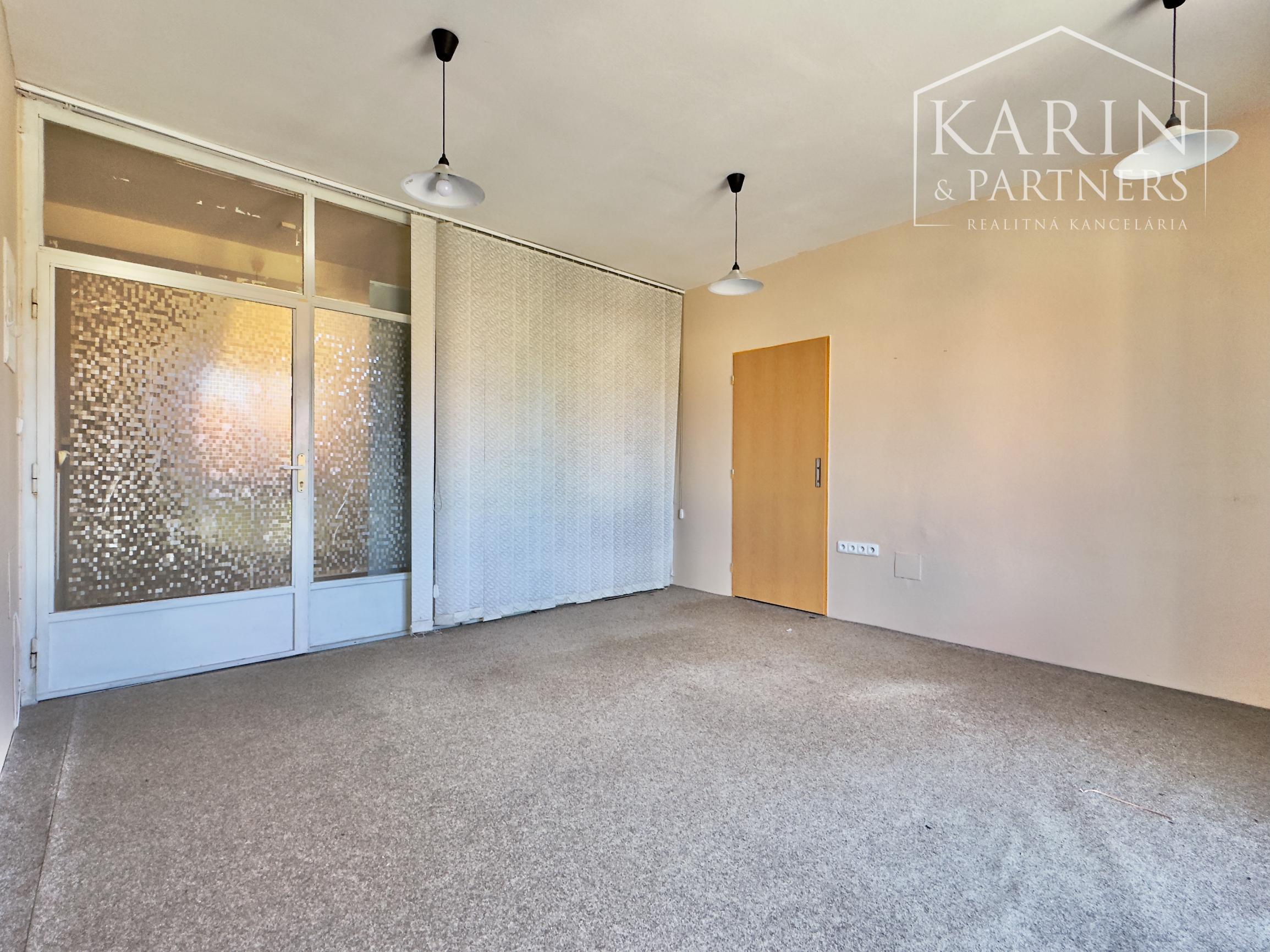 Komerčný priestor s výkladom a balkónom v srdci Skalice