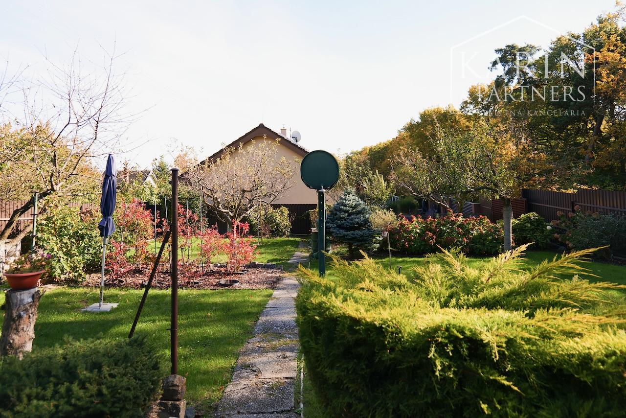 Váš kúsok prírody - 399 m² pozemok pri lese na Peknej ceste