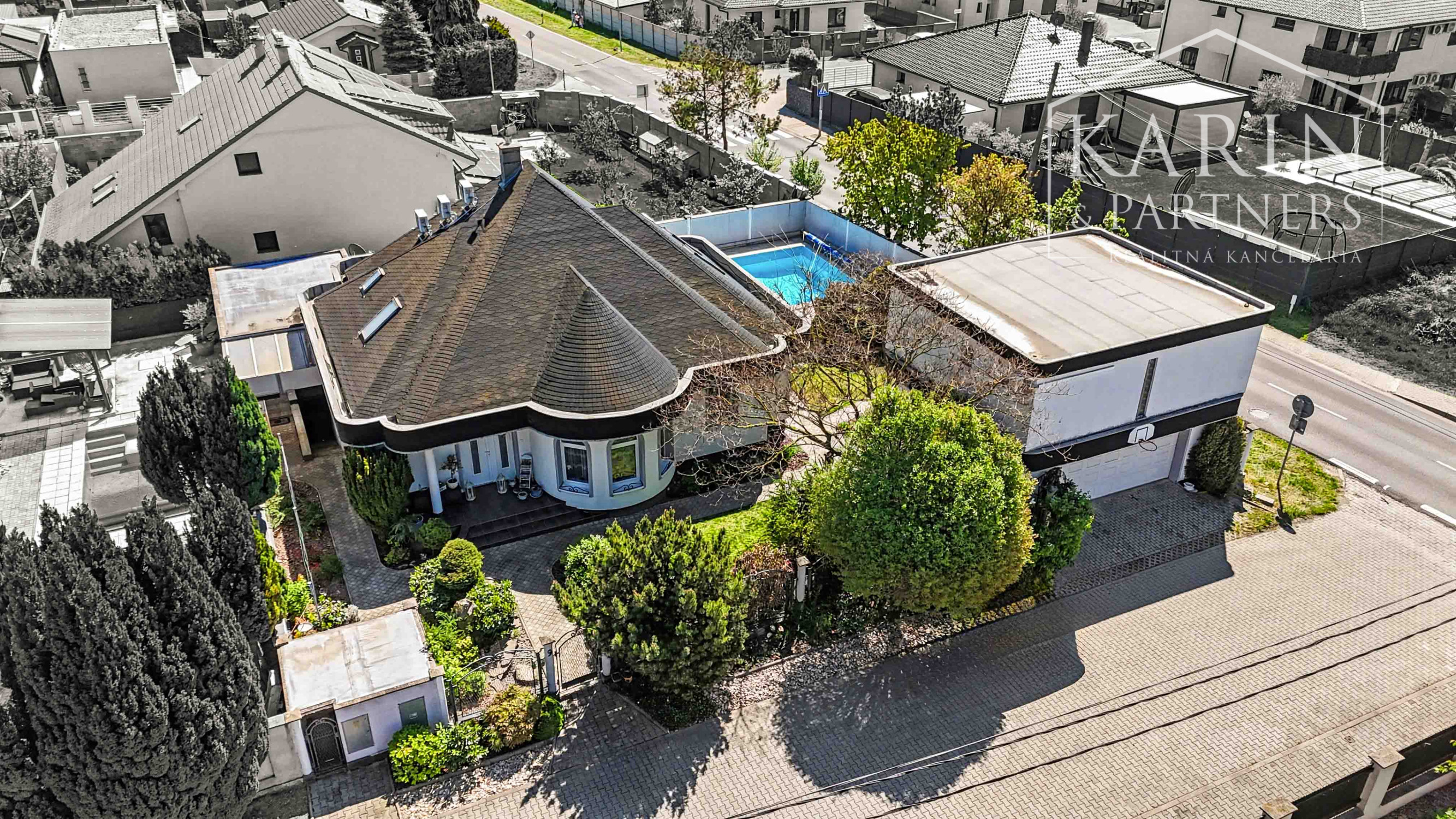 DVOJGENERAČNÝ 6I RODINNÝ DOM S GARSÓNKOU, DVOJGARÁŽOU A BAZÉNOM