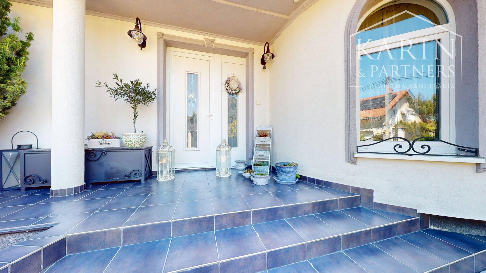 DVOJGENERAČNÝ 6I RODINNÝ DOM S GARSÓNKOU, DVOJGARÁŽOU A BAZÉNOM