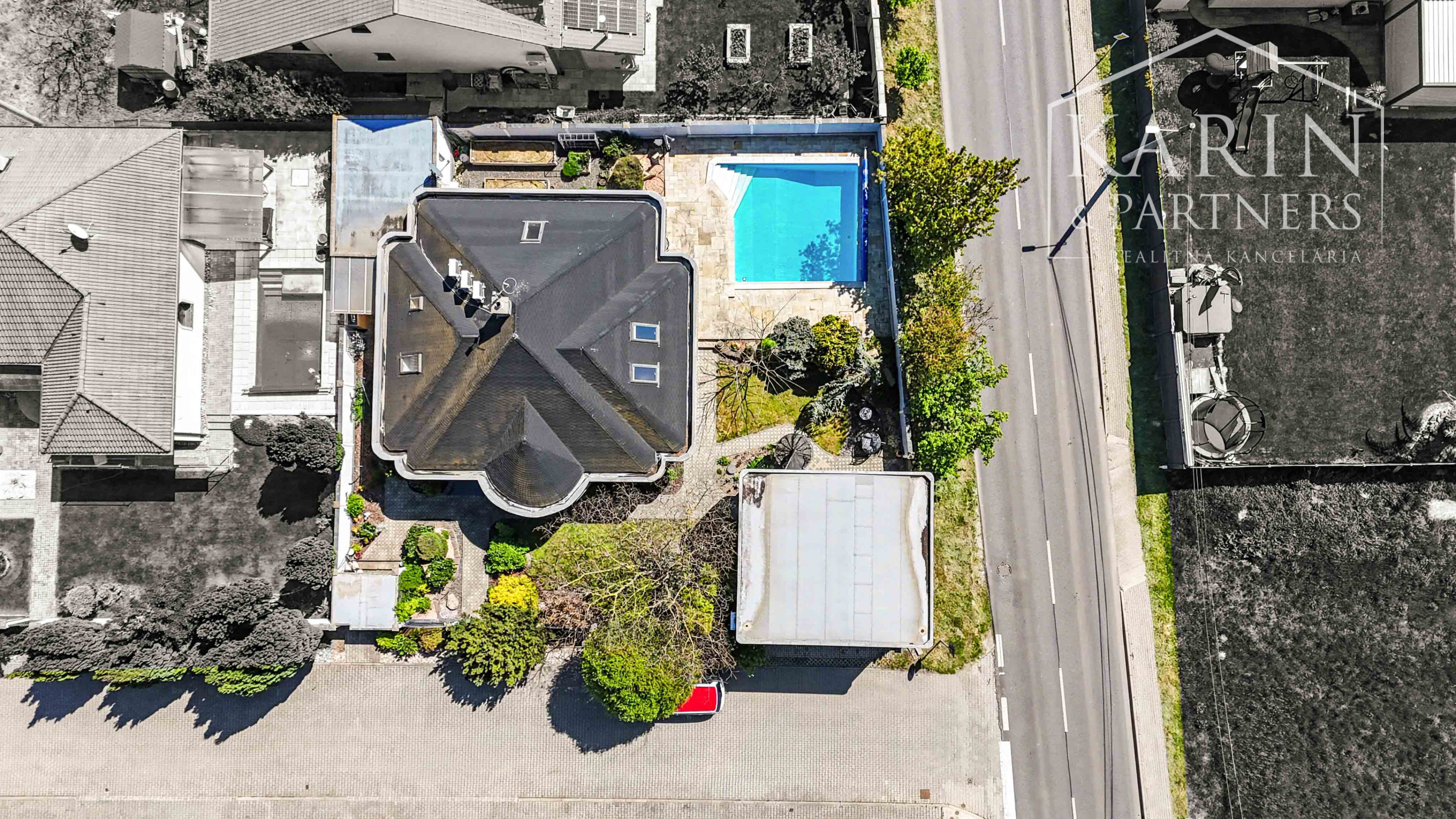 DVOJGENERAČNÝ 6I RODINNÝ DOM S GARSÓNKOU, DVOJGARÁŽOU A BAZÉNOM