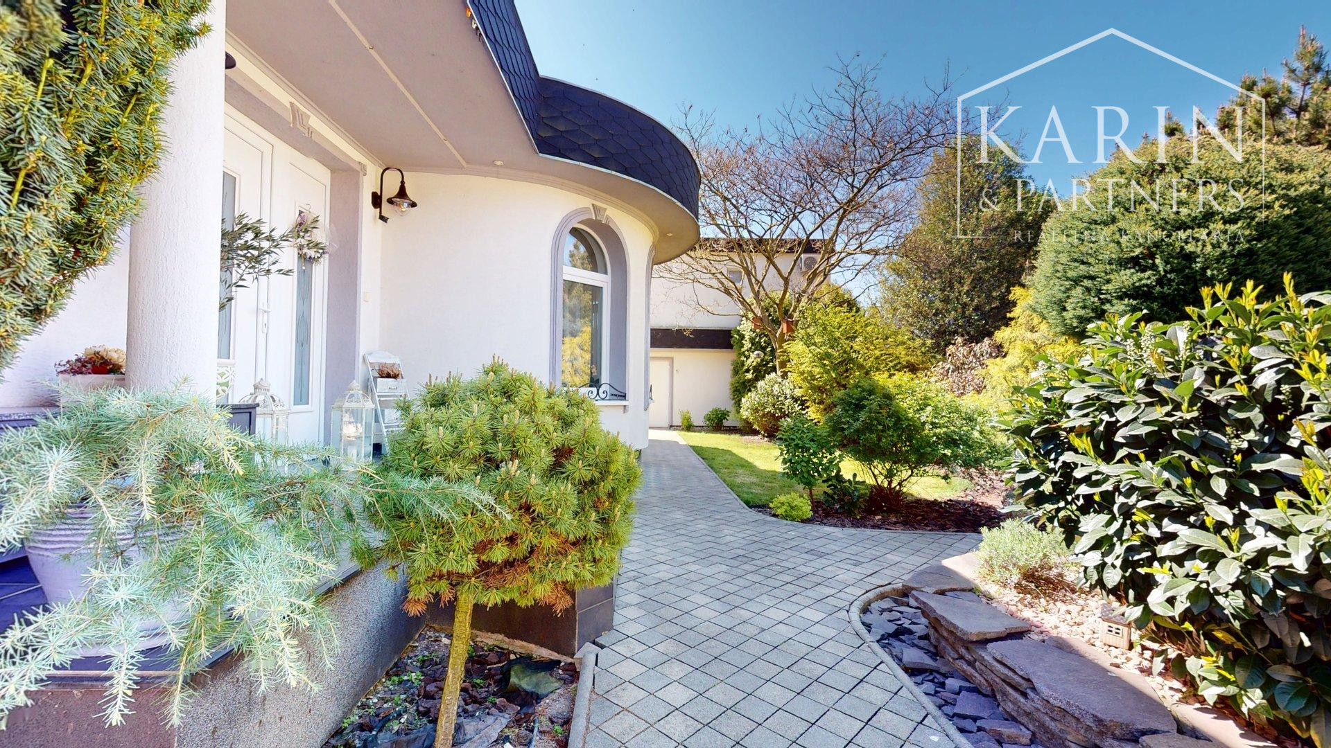 DVOJGENERAČNÝ 6I RODINNÝ DOM S GARSÓNKOU, DVOJGARÁŽOU A BAZÉNOM