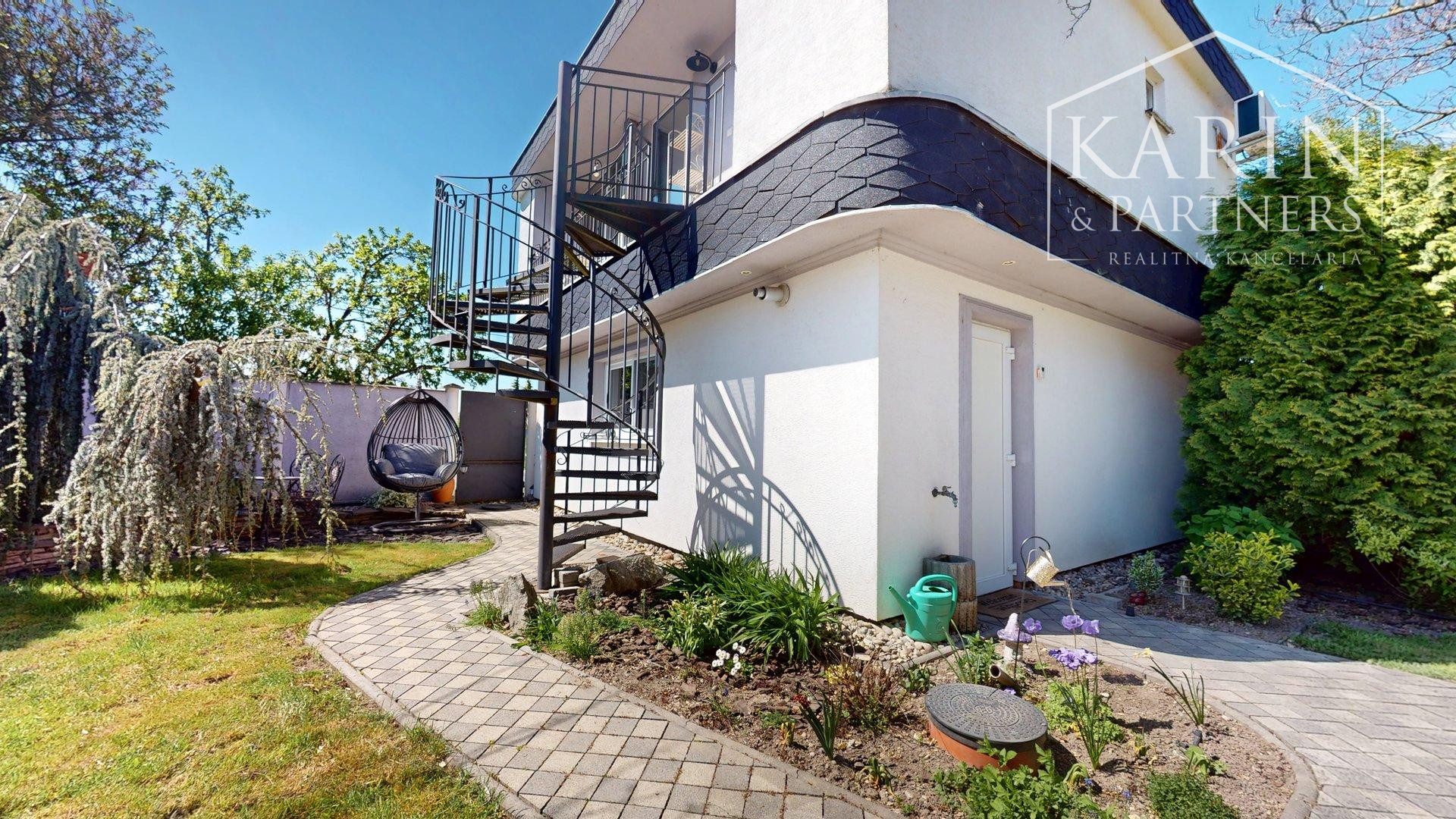 DVOJGENERAČNÝ 6I RODINNÝ DOM S GARSÓNKOU, DVOJGARÁŽOU A BAZÉNOM