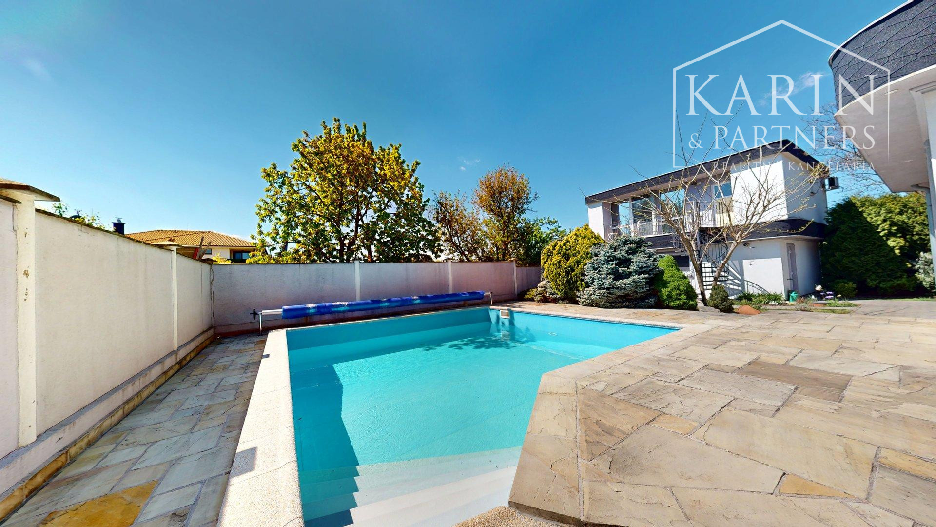 DVOJGENERAČNÝ 6I RODINNÝ DOM S GARSÓNKOU, DVOJGARÁŽOU A BAZÉNOM