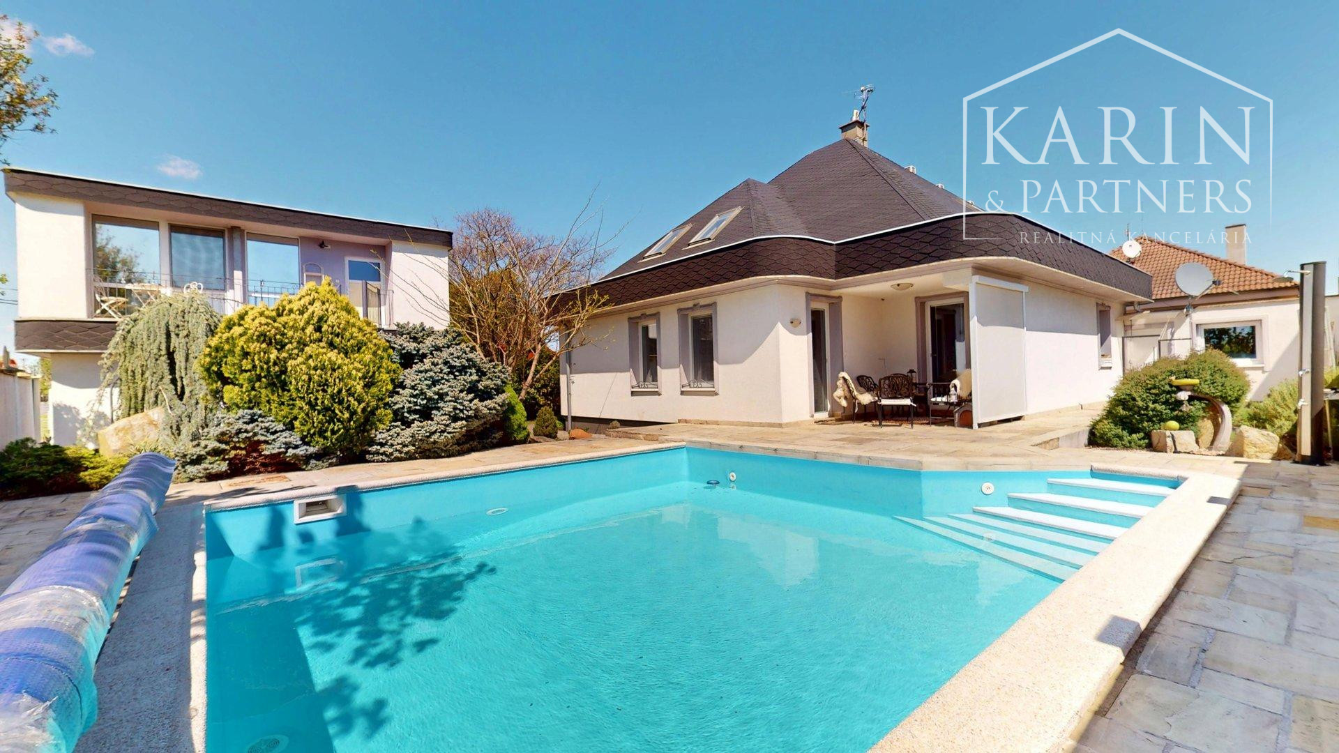 DVOJGENERAČNÝ 6I RODINNÝ DOM S GARSÓNKOU, DVOJGARÁŽOU A BAZÉNOM