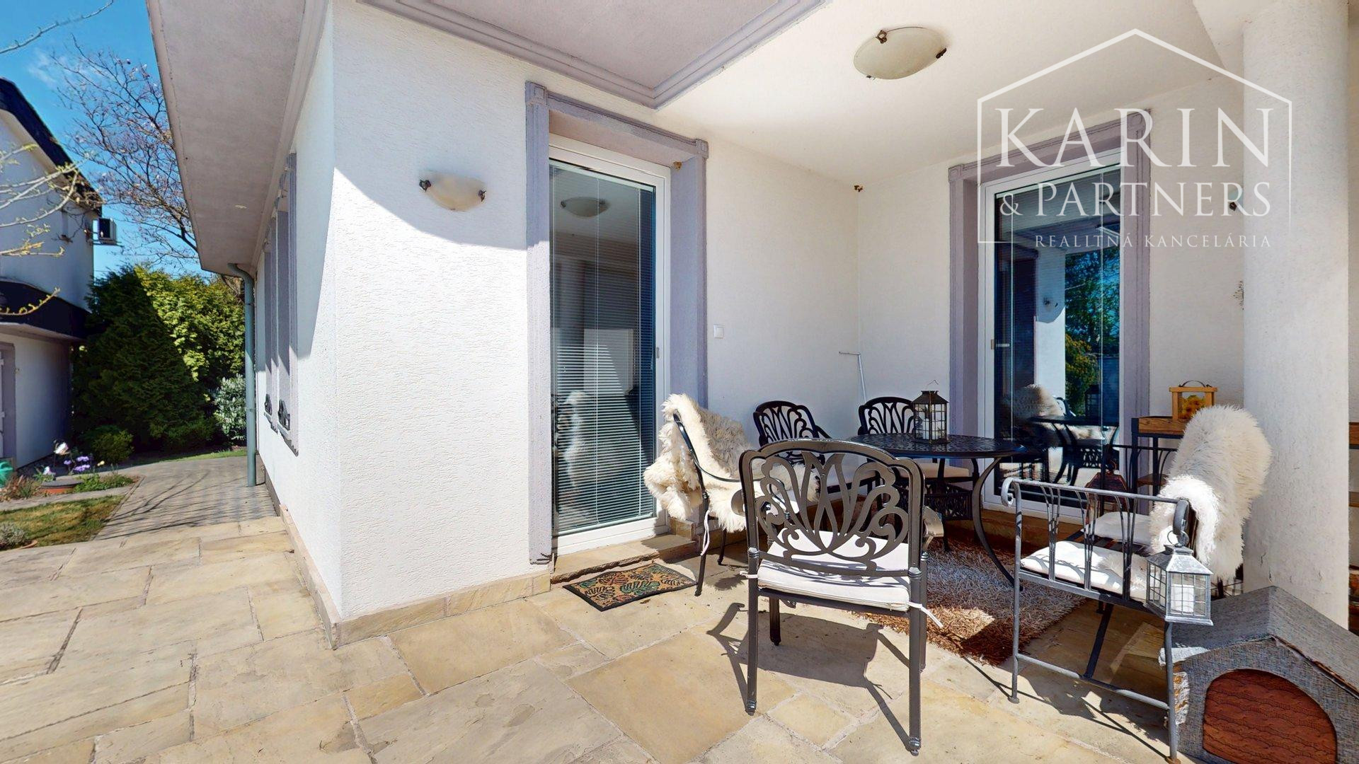 DVOJGENERAČNÝ 6I RODINNÝ DOM S GARSÓNKOU, DVOJGARÁŽOU A BAZÉNOM