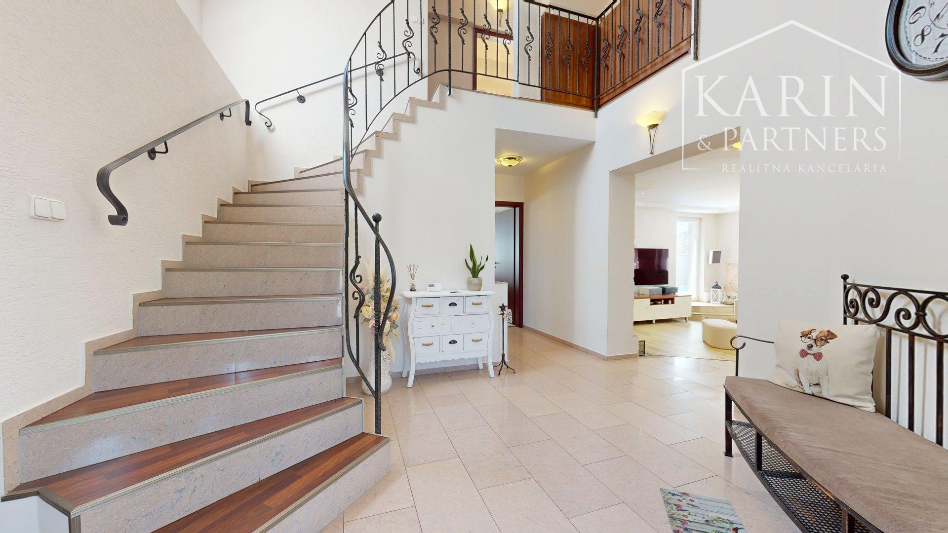 DVOJGENERAČNÝ 6I RODINNÝ DOM S GARSÓNKOU, DVOJGARÁŽOU A BAZÉNOM