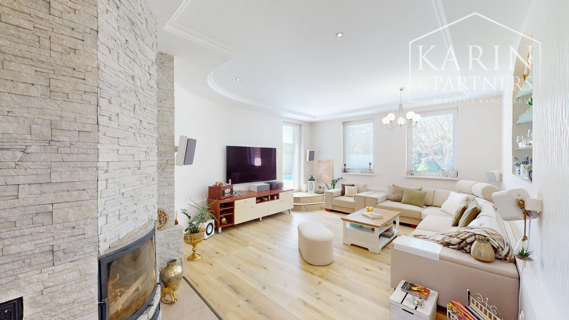 DVOJGENERAČNÝ 6I RODINNÝ DOM S GARSÓNKOU, DVOJGARÁŽOU A BAZÉNOM