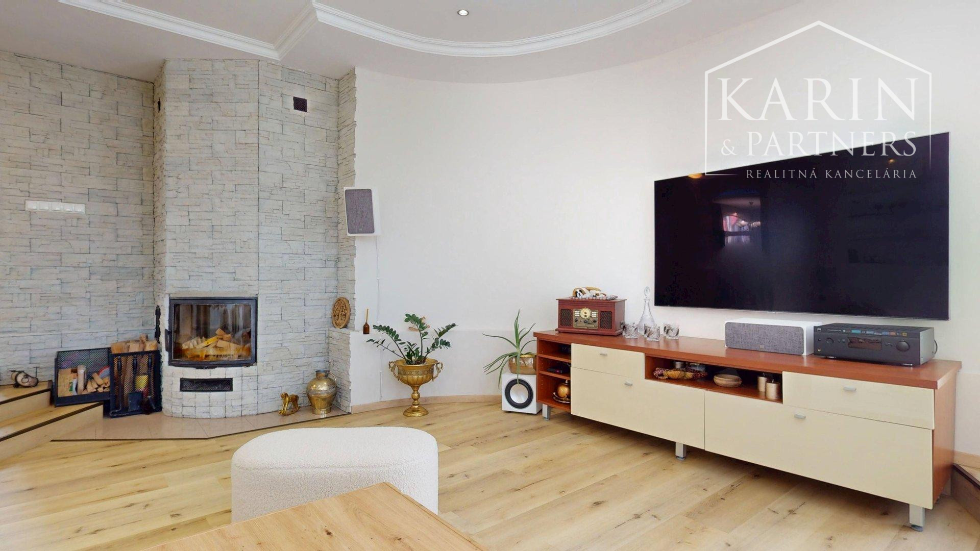 DVOJGENERAČNÝ 6I RODINNÝ DOM S GARSÓNKOU, DVOJGARÁŽOU A BAZÉNOM