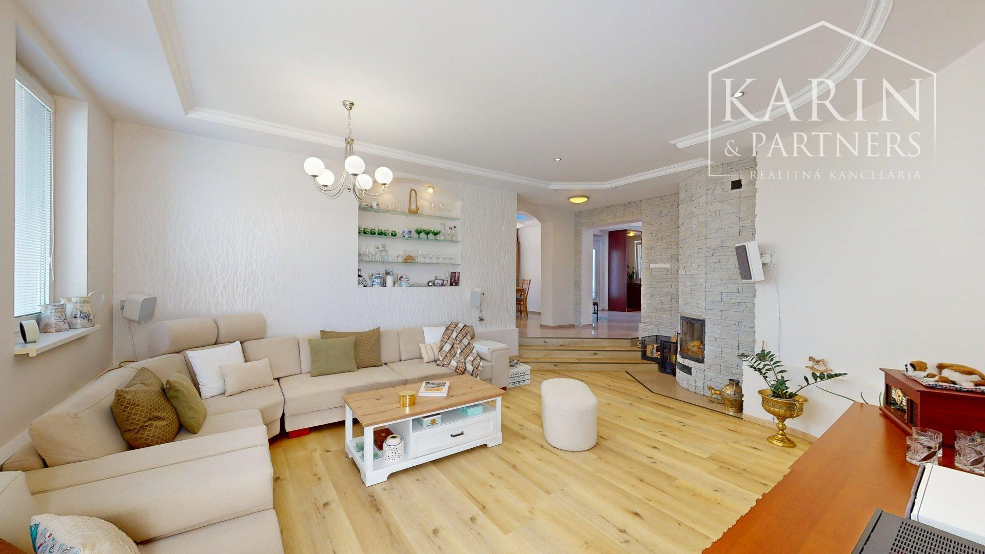 DVOJGENERAČNÝ 6I RODINNÝ DOM S GARSÓNKOU, DVOJGARÁŽOU A BAZÉNOM