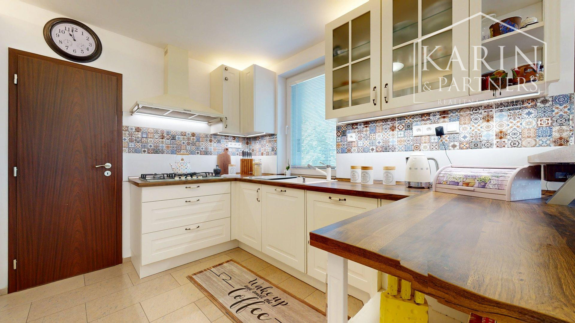 DVOJGENERAČNÝ 6I RODINNÝ DOM S GARSÓNKOU, DVOJGARÁŽOU A BAZÉNOM