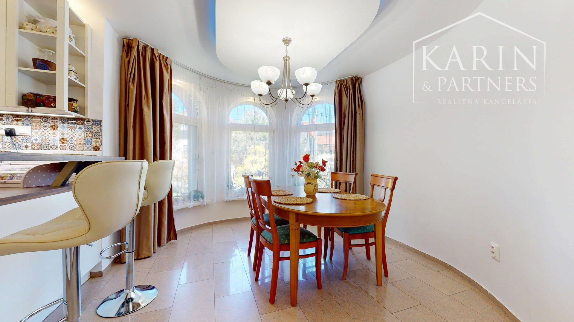 DVOJGENERAČNÝ 6I RODINNÝ DOM S GARSÓNKOU, DVOJGARÁŽOU A BAZÉNOM