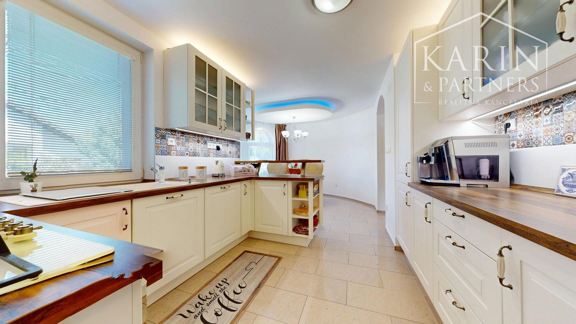 DVOJGENERAČNÝ 6I RODINNÝ DOM S GARSÓNKOU, DVOJGARÁŽOU A BAZÉNOM