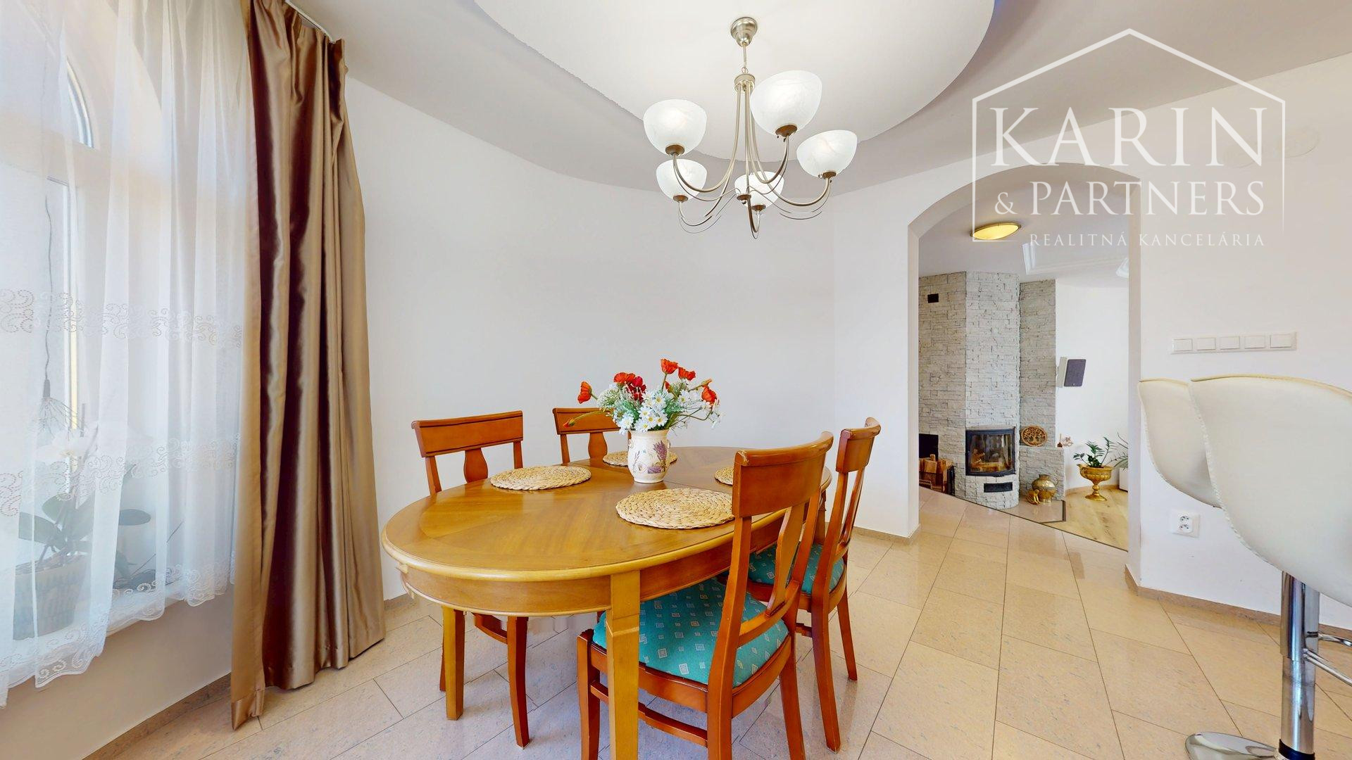 DVOJGENERAČNÝ 6I RODINNÝ DOM S GARSÓNKOU, DVOJGARÁŽOU A BAZÉNOM