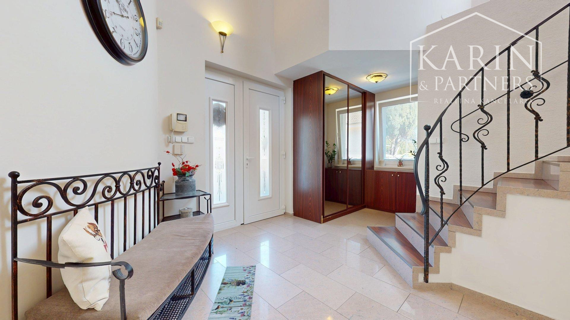 DVOJGENERAČNÝ 6I RODINNÝ DOM S GARSÓNKOU, DVOJGARÁŽOU A BAZÉNOM