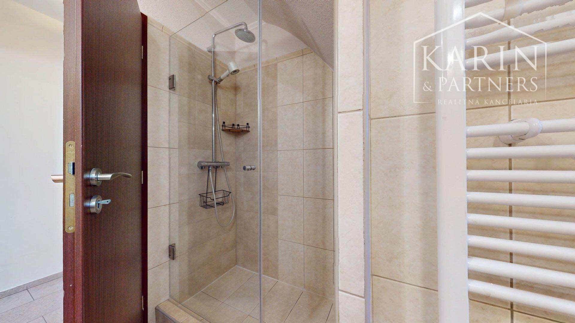 DVOJGENERAČNÝ 6I RODINNÝ DOM S GARSÓNKOU, DVOJGARÁŽOU A BAZÉNOM