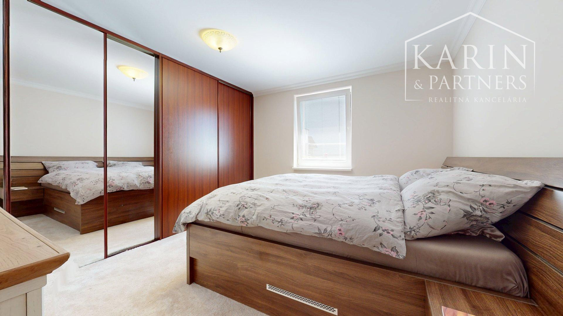 DVOJGENERAČNÝ 6I RODINNÝ DOM S GARSÓNKOU, DVOJGARÁŽOU A BAZÉNOM